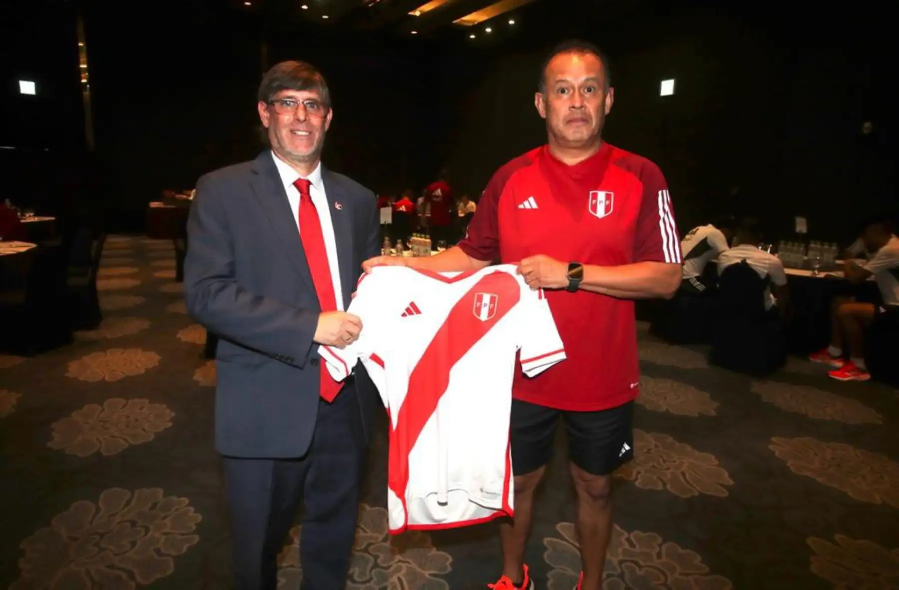 Previo a su viaje a Busan, la selección peruana, tuvo la visita del embajador en Corea del Sur, Paul Duclós, quien junto a una delegación conmemoraron los 60 años de vínculos entre Perú y Corea del Sur. Foto: ANDINA/ FPF