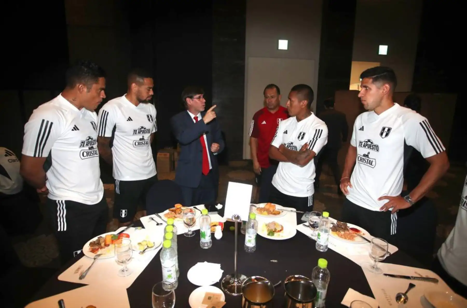 Previo a su viaje a Busan, la selección peruana, tuvo la visita del embajador en Corea del Sur, Paul Duclós, quien junto a una delegación conmemoraron los 60 años de vínculos entre Perú y Corea del Sur. Foto: ANDINA/ FPF