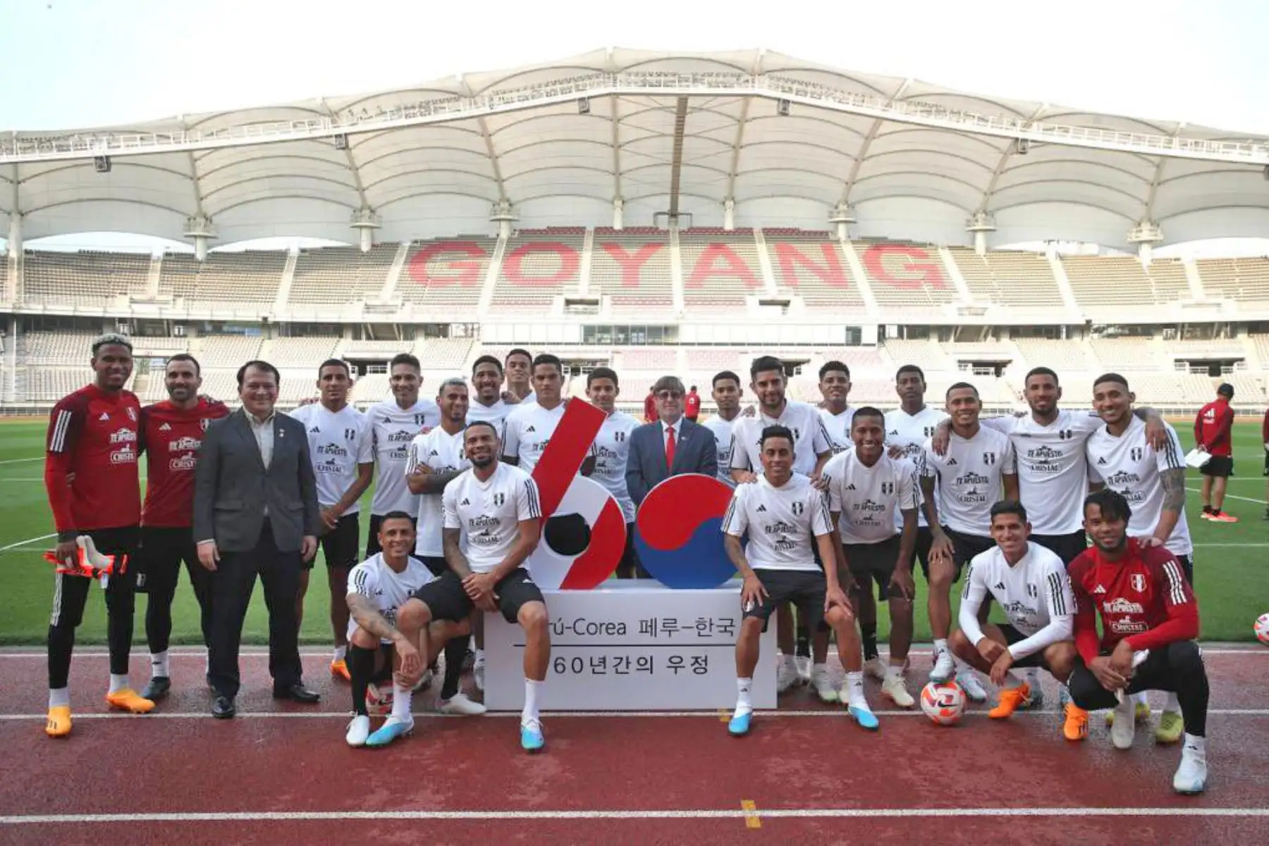 Previo a su viaje a Busan, la selección peruana, tuvo la visita del embajador en Corea del Sur, Paul Duclós, quien junto a una delegación conmemoraron los 60 años de vínculos entre Perú y Corea del Sur. Foto: ANDINA/ FPF