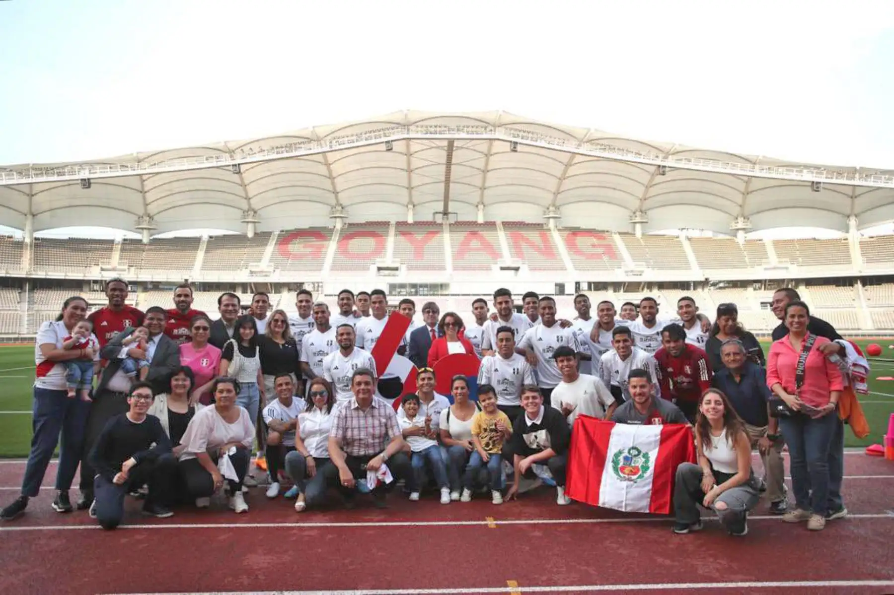 Previo a su viaje a Busan, la selección peruana, tuvo la visita del embajador en Corea del Sur, Paul Duclós, quien junto a una delegación conmemoraron los 60 años de vínculos entre Perú y Corea del Sur. Foto: ANDINA/ FPF