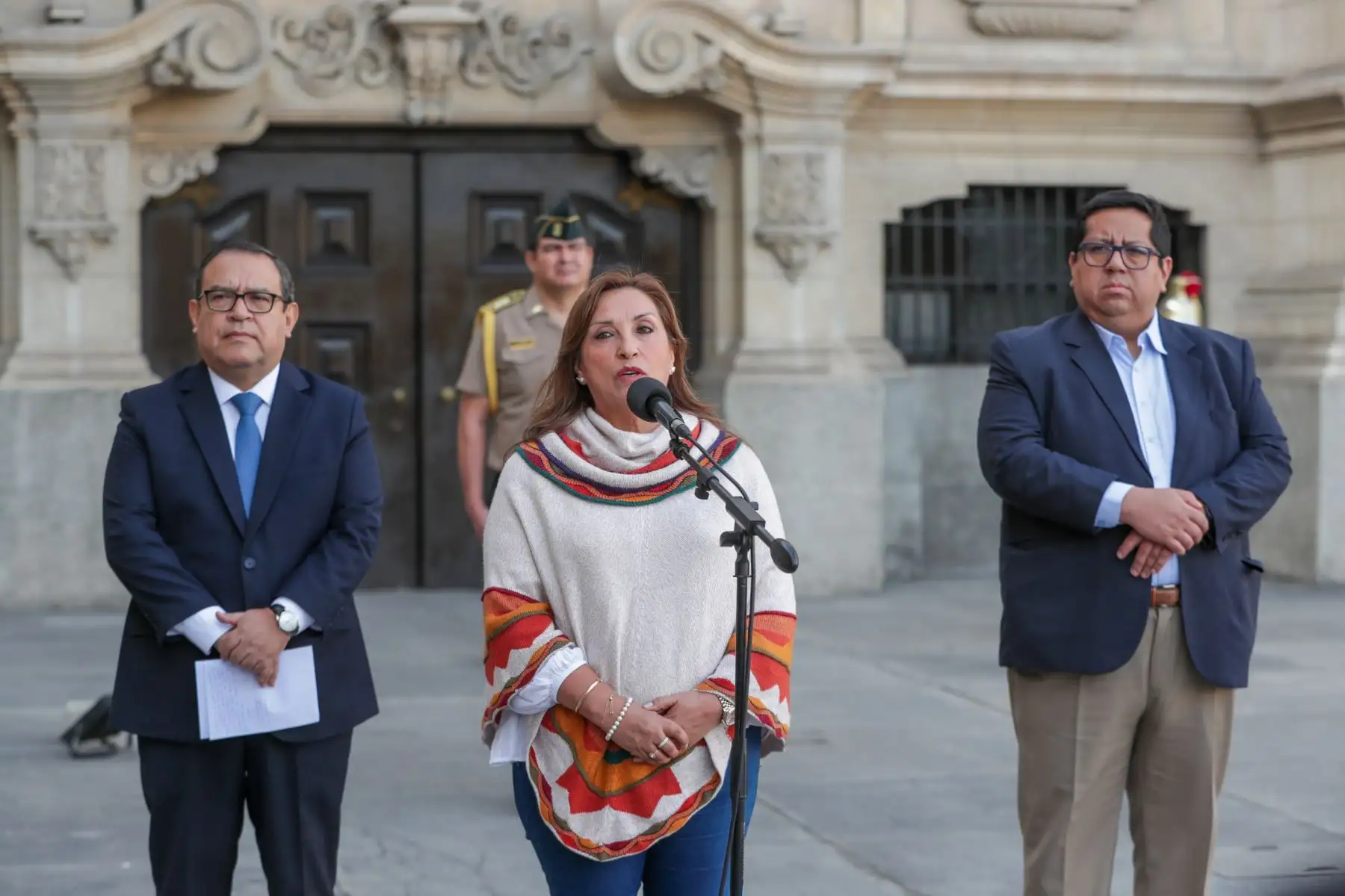 La presidenta de la República, Dina Boluarte, acompañada del presidente del Consejo de Ministros, Alberto Otárola, y del ministro de Economía y Finanzas, Alex Contreras, brindó declaraciones a la prensa tras la sesión del Consejo de Ministros del día de hoy.
Foto: ANDINA/PCM