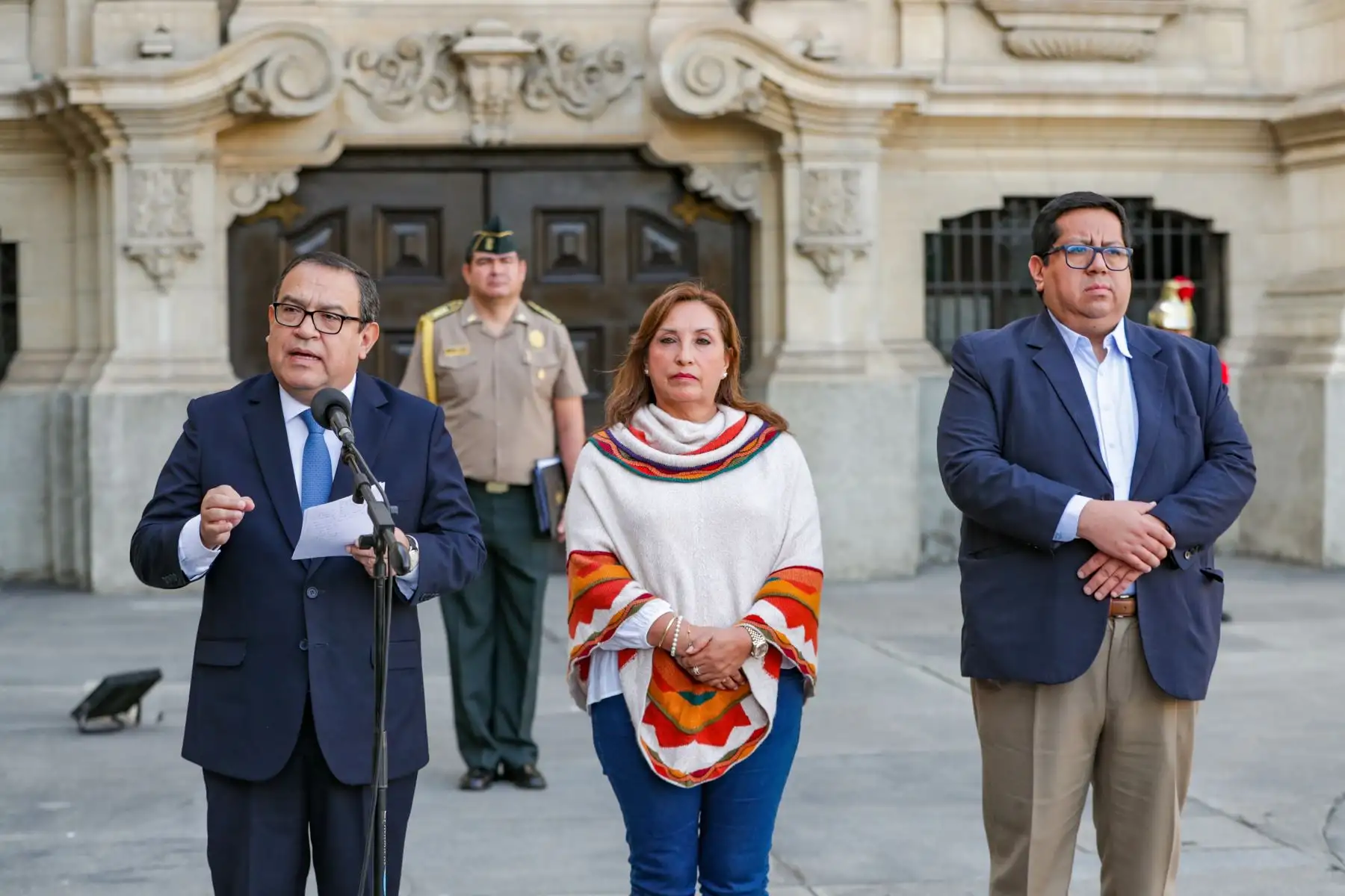 La presidenta de la República, Dina Boluarte, acompañada del presidente del Consejo de Ministros, Alberto Otárola, y del ministro de Economía y Finanzas, Alex Contreras, brindó declaraciones a la prensa tras la sesión del Consejo de Ministros del día de hoy.
Foto: ANDINA/PCM