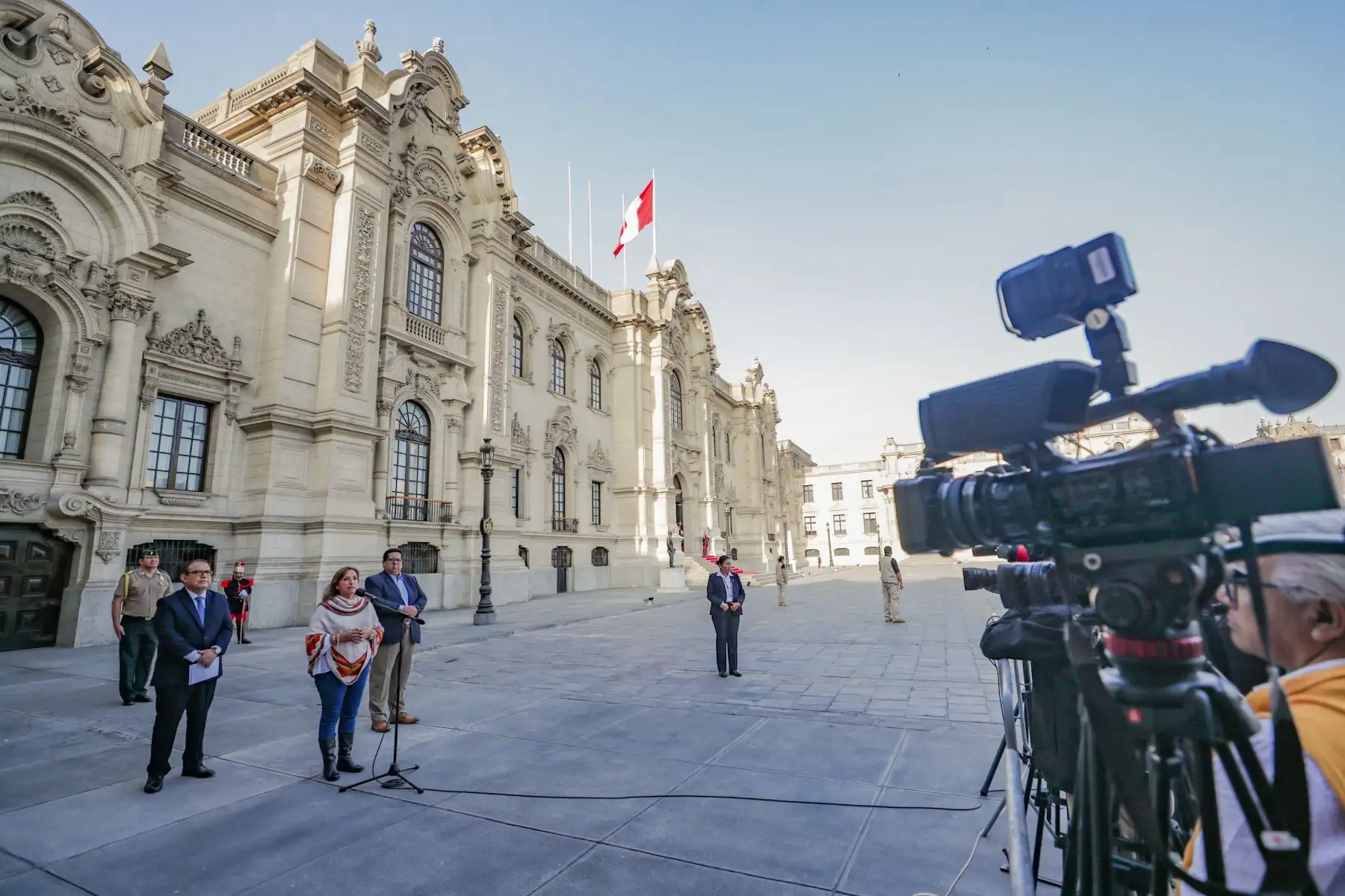 La presidenta de la República, Dina Boluarte, acompañada del presidente del Consejo de Ministros, Alberto Otárola, y del ministro de Economía y Finanzas, Alex Contreras, brindó declaraciones a la prensa tras la sesión del Consejo de Ministros del día de hoy.
Foto: ANDINA/PCM