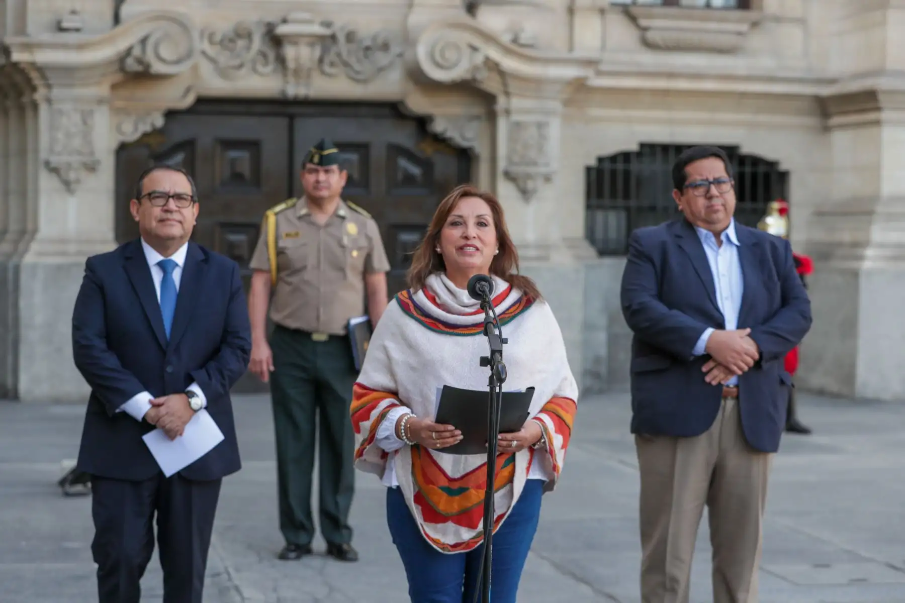 La presidenta de la República, Dina Boluarte, acompañada del presidente del Consejo de Ministros, Alberto Otárola, y del ministro de Economía y Finanzas, Alex Contreras, brindó declaraciones a la prensa tras la sesión del Consejo de Ministros del día de hoy.
Foto: ANDINA/PCM