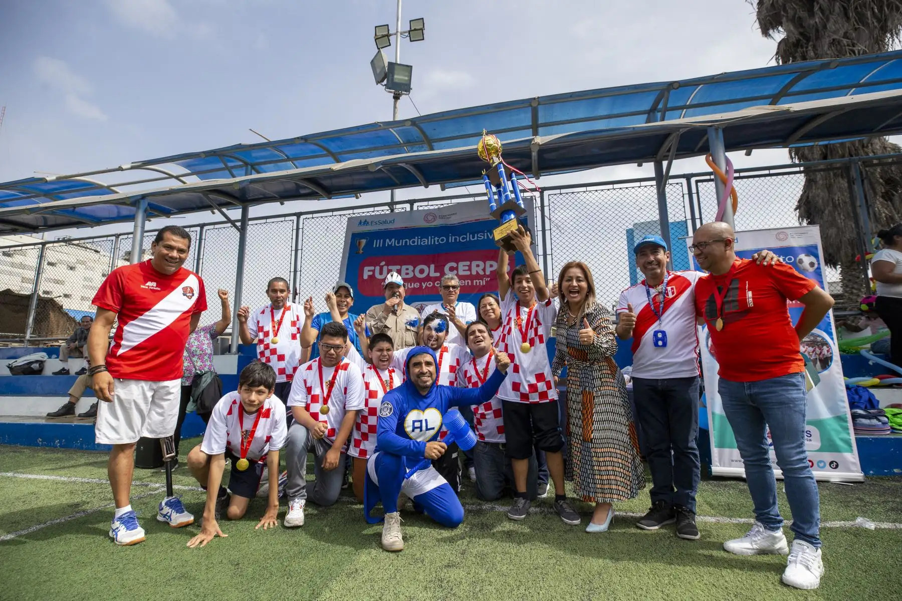 Tras un receso por la COVID-19, el Centro de Rehabilitación Profesional (CERP) La Victoria del Seguro Social de Salud organizó el Mundialito de EsSalud, actividad que congregó a más de 30 jóvenes con habilidades diferentes, quienes disputaron una competencia deportiva que promueve el respeto a la diferencia, desarrollar hábitos sociales y trabajo en equipo.
Foto: ANDINA/EsSalud