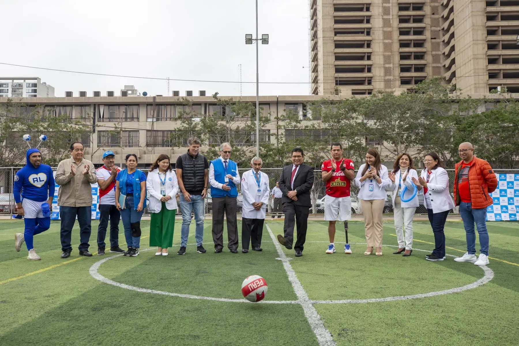 El presidente ejecutivo de EsSalud, Dr. Arturo Orellana Vicuña, inauguró este campeonato que contó con cuatro equipos participantes, quienes disputaron los primeros lugares con el apoyo de sus familiares que se dieron cita en el campo deportivo de la sede central.
Foto: ANDINA/EsSalud