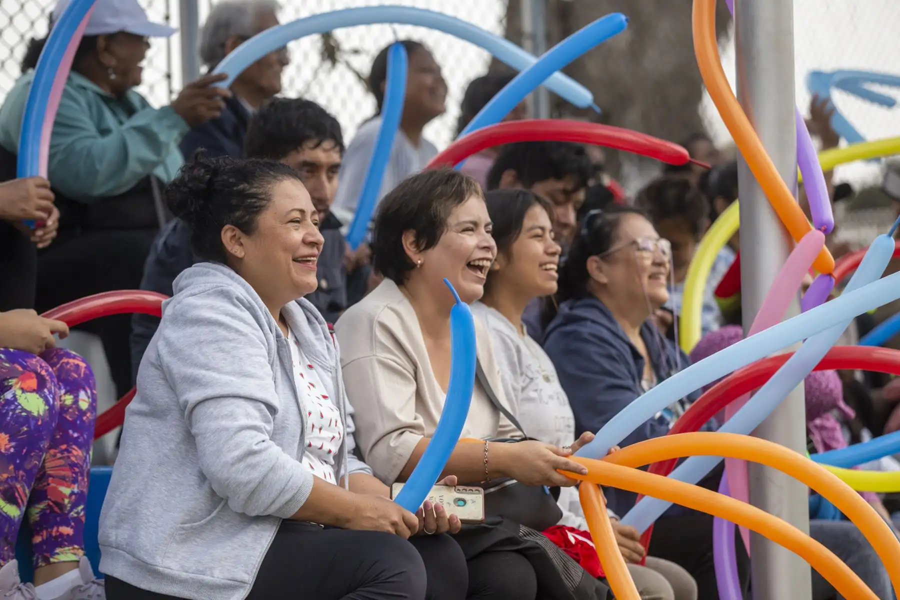 Este tipo de eventos son parte de una serie de actividades del área de prestaciones sociales y dentro de ello, las personas adultas mayores y personas con discapacidad, donde se logra una plena realización social y laboral.  A esta actividad se sumó El exfutbolista y entrenador Flavio Maestri y  Bruno Quiroz, Paradeportista de vóley sentado de alto rendimiento.
Foto: ANDINA/EsSalud