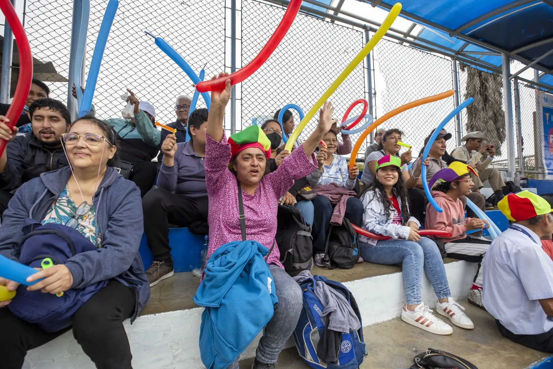 Participaron asegurados inscritos en el CERPS La Victoria, niños y adolescentes con discapacidad intelectual, TDAH y TEA. Se clasificaron por niveles y se fomentó la participación de todos, independientemente de su funcionalidad en cada equipo, siempre con la supervisión de la profesora de deportes adaptados, Silvia Sebastián, quien los clasificó y supervisó la práctica.
Foto: ANDINA/EsSalud