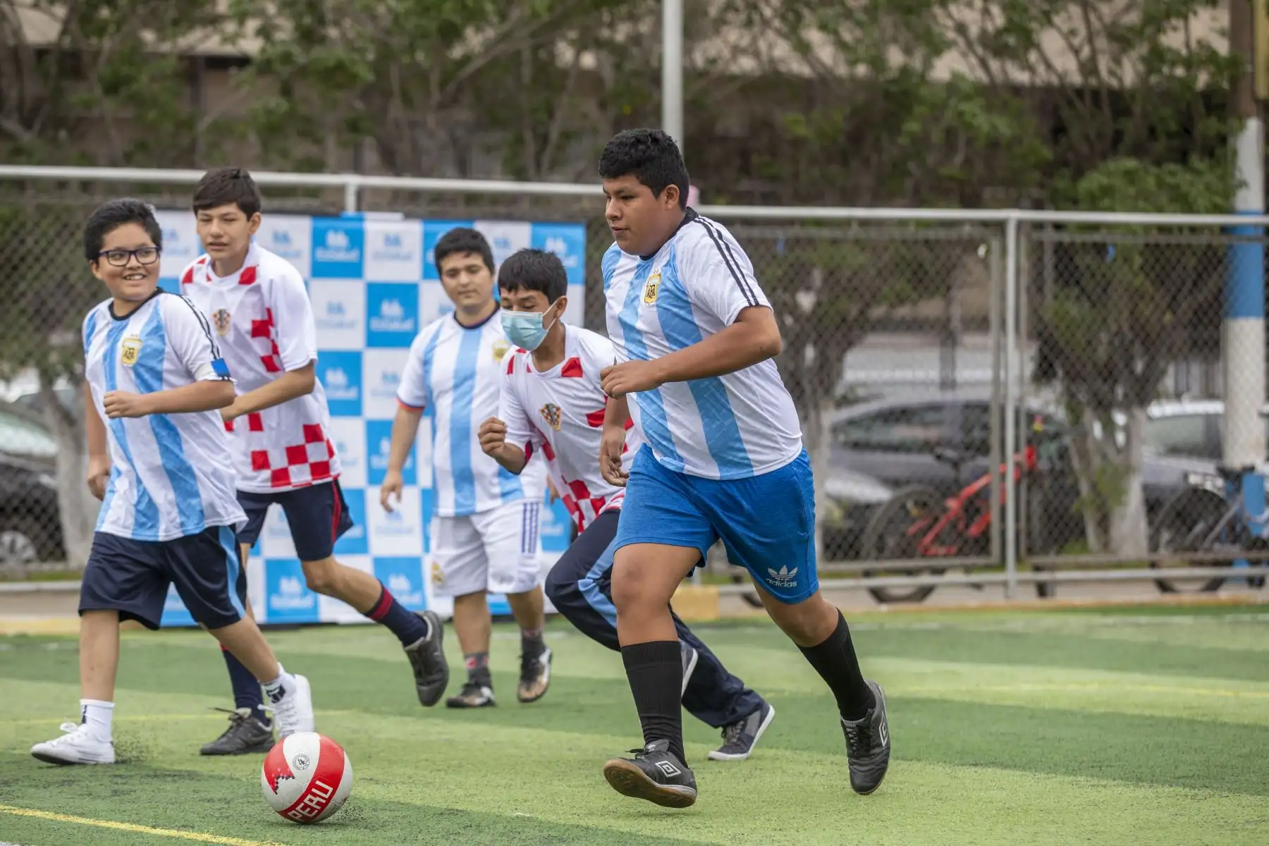 Participaron asegurados inscritos en el CERPS La Victoria, niños y adolescentes con discapacidad intelectual, TDAH y TEA. Se clasificaron por niveles y se fomentó la participación de todos, independientemente de su funcionalidad en cada equipo, siempre con la supervisión de la profesora de deportes adaptados, Silvia Sebastián, quien los clasificó y supervisó la práctica.
Foto: ANDINA/EsSalud