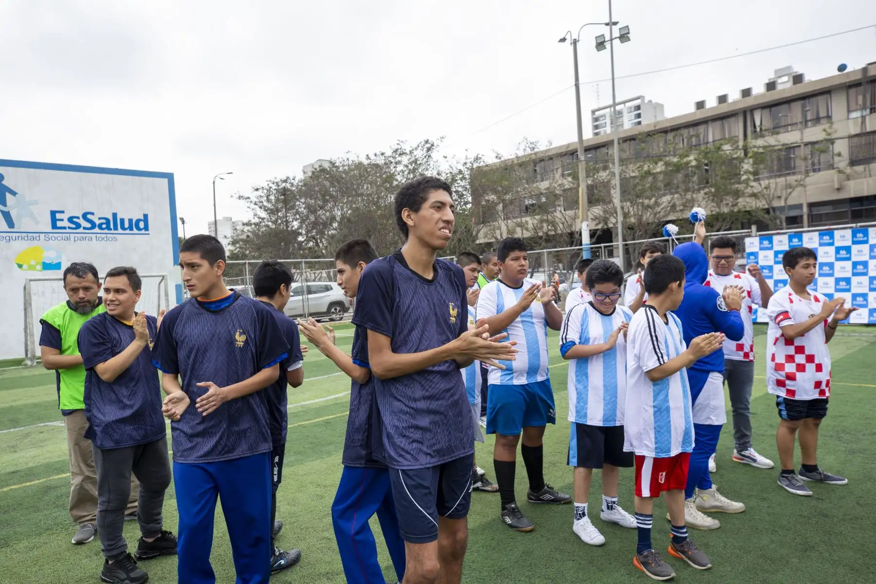 Participaron asegurados inscritos en el CERPS La Victoria, niños y adolescentes con discapacidad intelectual, TDAH y TEA. Se clasificaron por niveles y se fomentó la participación de todos, independientemente de su funcionalidad en cada equipo, siempre con la supervisión de la profesora de deportes adaptados, Silvia Sebastián, quien los clasificó y supervisó la práctica.
Foto: ANDINA/EsSalud