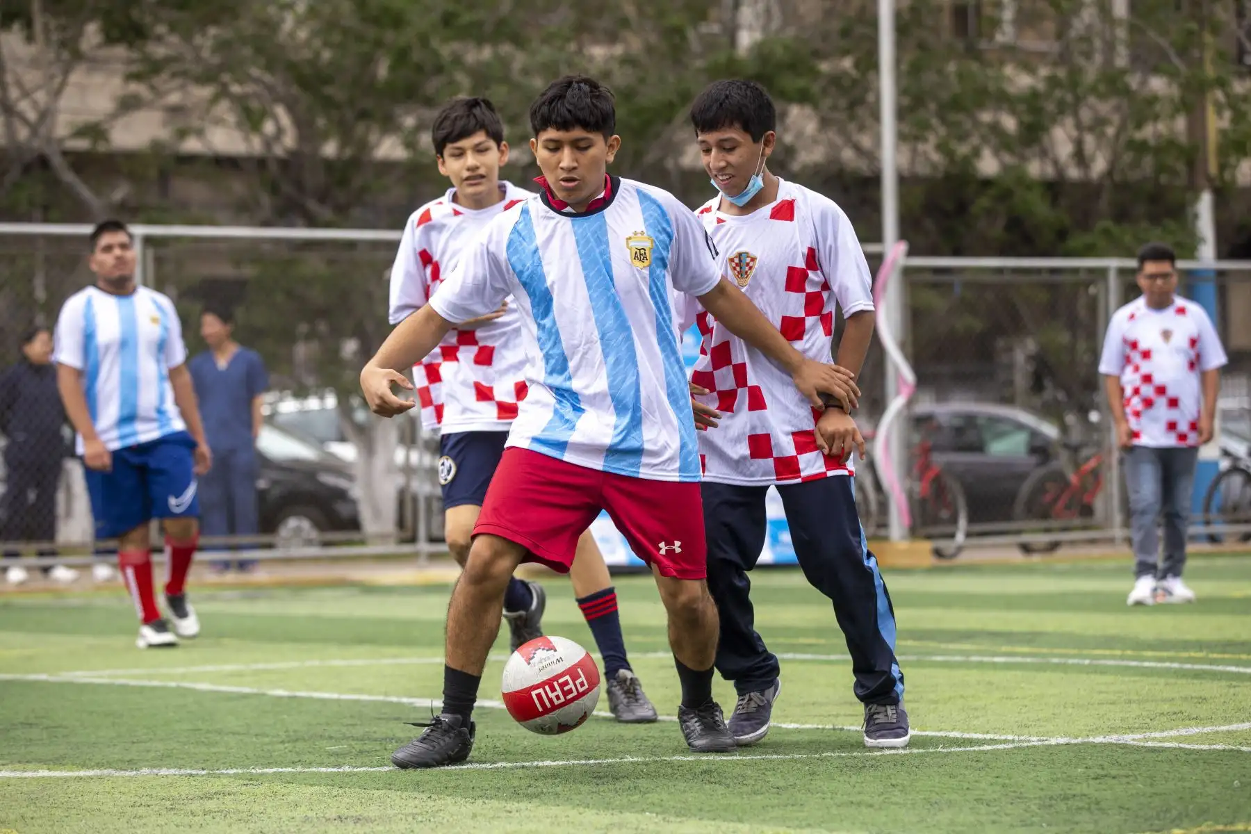 Tras un receso por la COVID-19, el Centro de Rehabilitación Profesional (CERP) La Victoria del Seguro Social de Salud organizó el Mundialito de EsSalud, actividad que congregó a más de 30 jóvenes con habilidades diferentes, quienes disputaron una competencia deportiva que promueve el respeto a la diferencia, desarrollar hábitos sociales y trabajo en equipo.
Foto: ANDINA/EsSalud