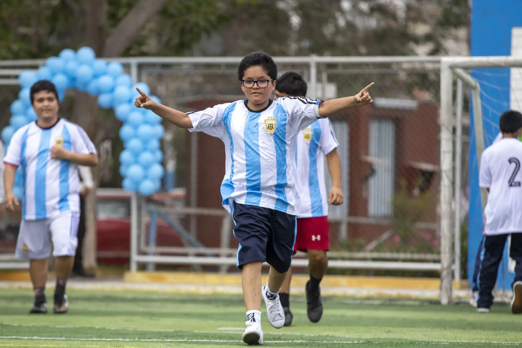 Tras un receso por la COVID-19, el Centro de Rehabilitación Profesional (CERP) La Victoria del Seguro Social de Salud organizó el Mundialito de EsSalud, actividad que congregó a más de 30 jóvenes con habilidades diferentes, quienes disputaron una competencia deportiva que promueve el respeto a la diferencia, desarrollar hábitos sociales y trabajo en equipo.
Foto: ANDINA/EsSalud
