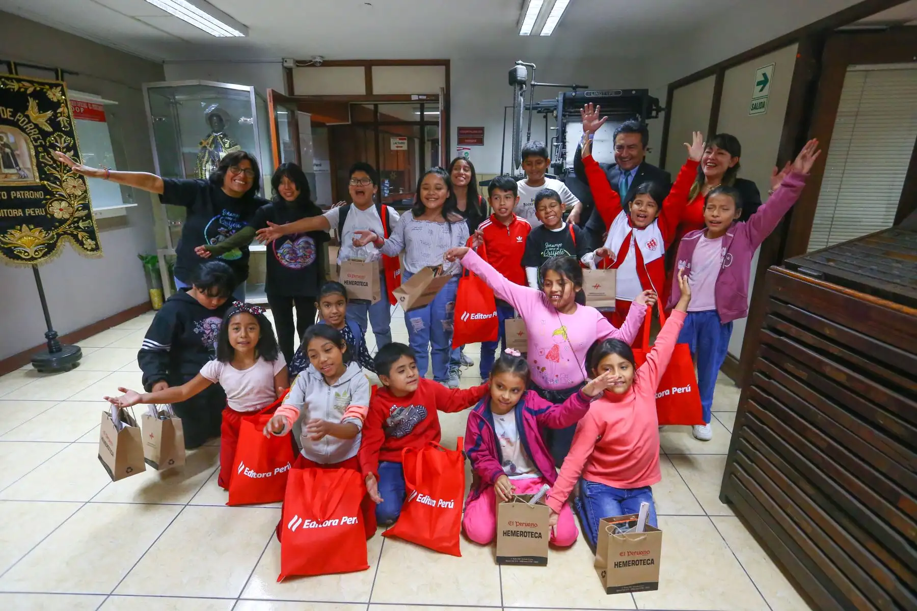 Los pequeños visitantes –varios de ellos radialistas en Lima Norte– fueron recibidos por el director de Medios Periodísticos, Félix Paz Quiroz, quien los invitó a recorrer las instalaciones de Andina y El Peruano y a valorar el papel de los periodistas en la sociedad.
Foto: ANDINA/Eddy Ramos