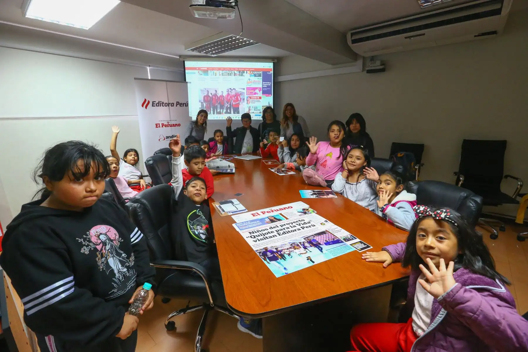 Con entusiasmo, niños y niñas del proyecto Quijote para la Vida del distrito de Puente Piedra visitaron este jueves las instalaciones de Editora Perú para conocer el proceso editorial y la labor informativa tanto del Diario Oficial El Peruano como de la Agencia Peruana de Noticias Andina.
Foto: ANDINA/Eddy Ramos
