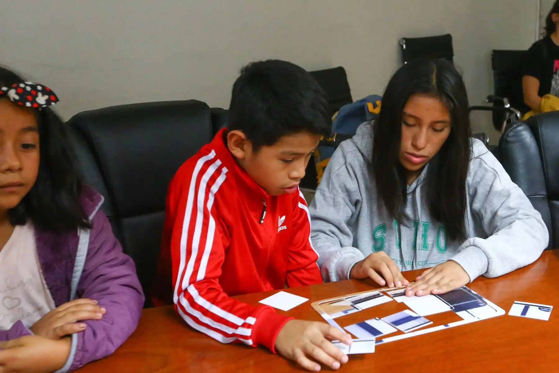 Con apoyo de juegos didácticos, la periodista Sofía Pichihua, jefa del Departamento Digital de Andina, explicó a los curiosos quijotes la estructura de una noticia y las etapas que sigue la información hasta que es difundida y puesta al servicio del público. Con un rompecabezas diseñado expresamente para la ocasión, la comunicadora ayudó a los jóvenes visitantes a identificar las partes de una portada de El Peruano.
Foto: ANDINA/Eddy Ramos