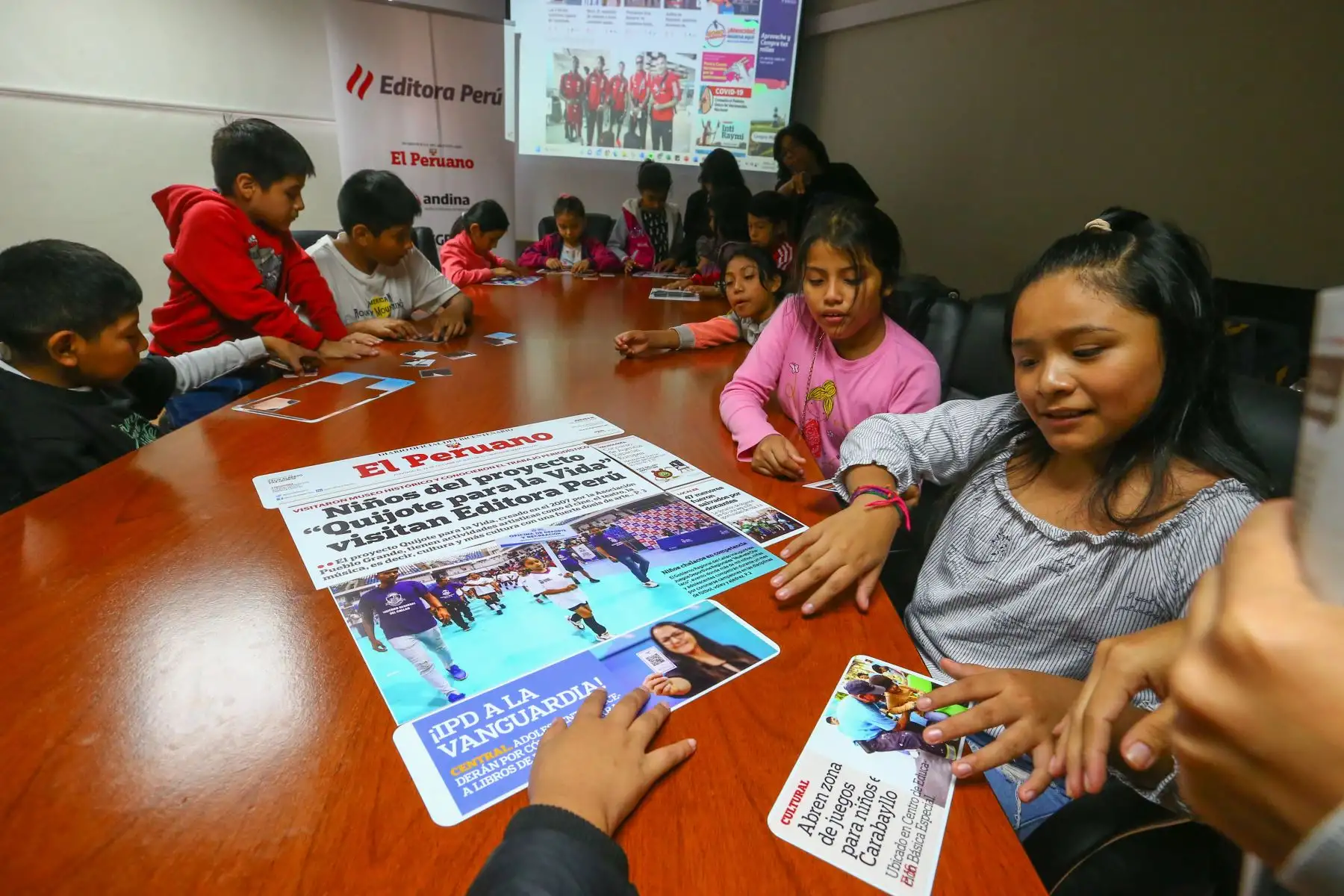 Con apoyo de juegos didácticos, la periodista Sofía Pichihua, jefa del Departamento Digital de Andina, explicó a los curiosos quijotes la estructura de una noticia y las etapas que sigue la información hasta que es difundida y puesta al servicio del público. Con un rompecabezas diseñado expresamente para la ocasión, la comunicadora ayudó a los jóvenes visitantes a identificar las partes de una portada de El Peruano.
Foto: ANDINA/Eddy Ramos