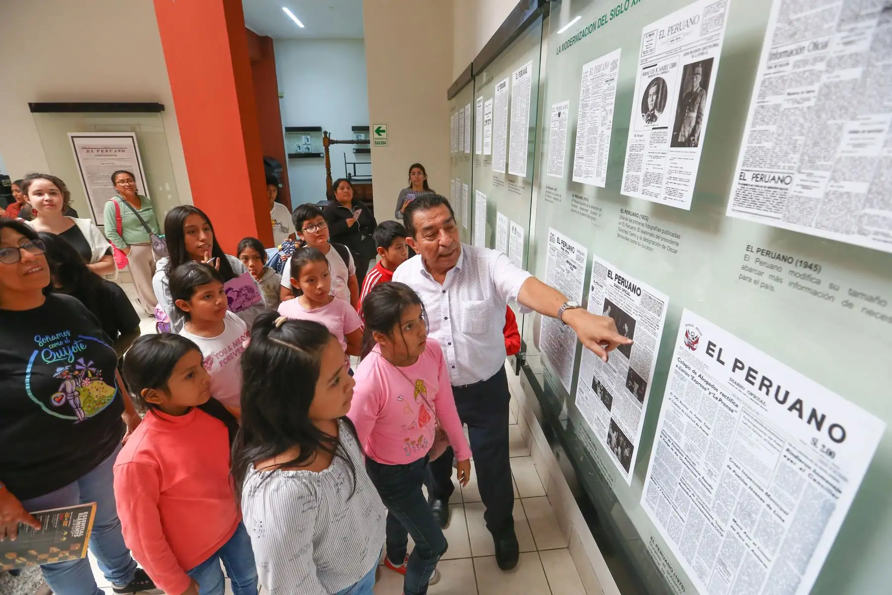 En la segunda parte de la visita, los niños y niñas recorrieron el Museo Gráfico de Editora Perú, donde pudieron observar y asombrarse con algunas de las antiguas máquinas que se empleaban para imprimir El Peruano.Como parte del guiado, se les explicó la importancia de conservar la memoria histórica y el patrimonio cultural del país.
Foto: ANDINA/Eddy Ramos