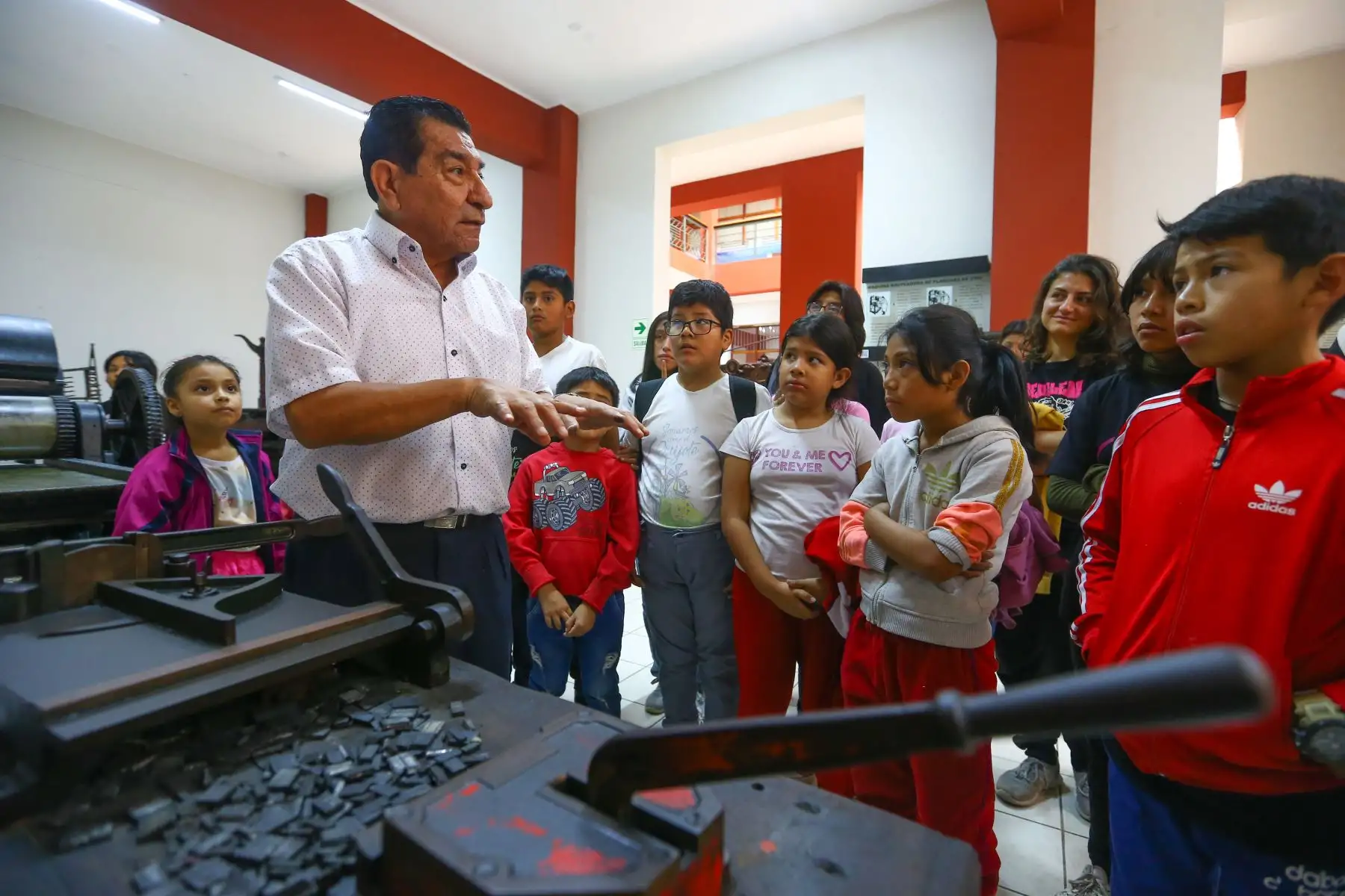 En la segunda parte de la visita, los niños y niñas recorrieron el Museo Gráfico de Editora Perú, donde pudieron observar y asombrarse con algunas de las antiguas máquinas que se empleaban para imprimir El Peruano.Como parte del guiado, se les explicó la importancia de conservar la memoria histórica y el patrimonio cultural del país.
Foto: ANDINA/Eddy Ramos