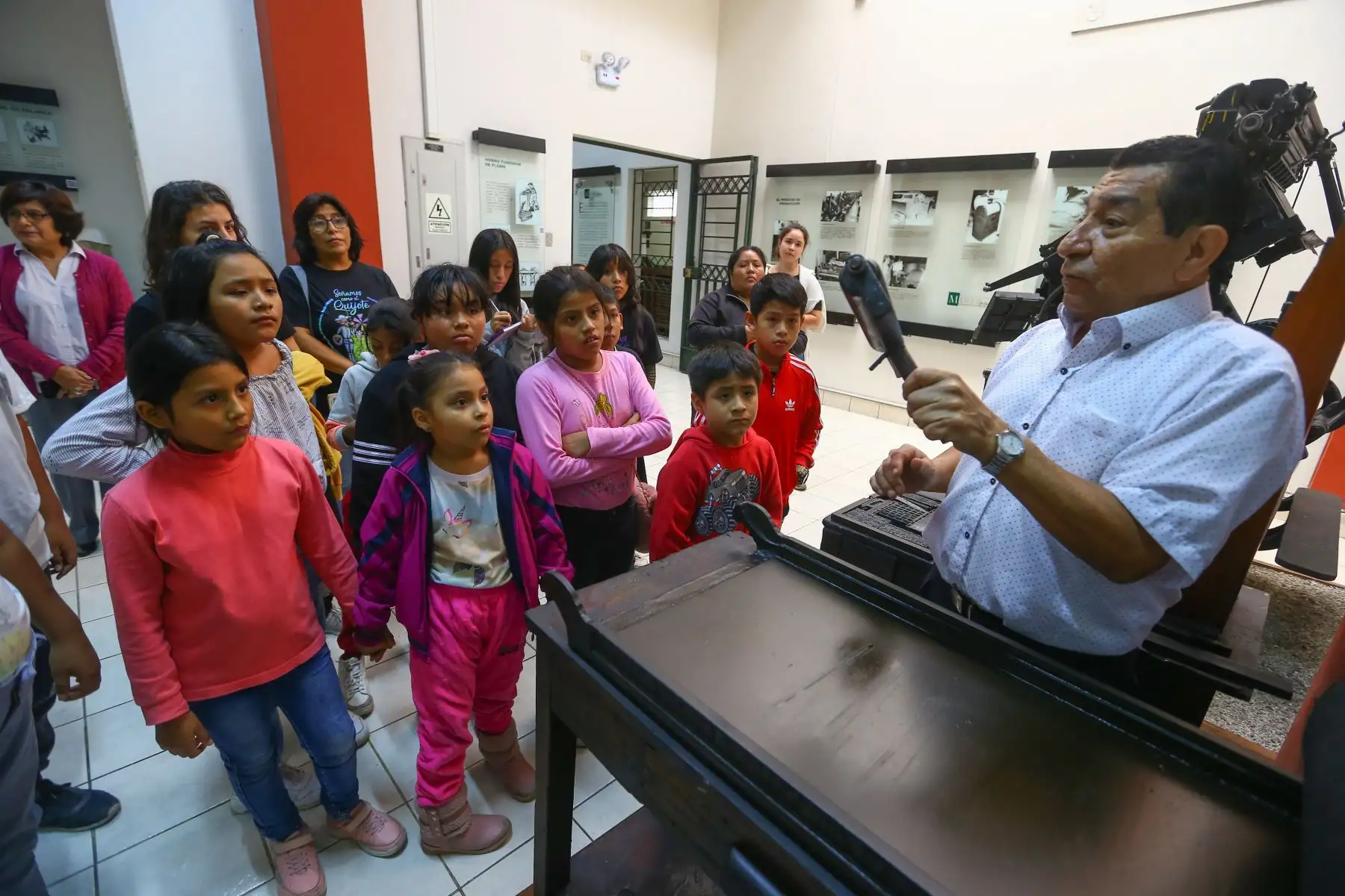En la segunda parte de la visita, los niños y niñas recorrieron el Museo Gráfico de Editora Perú, donde pudieron observar y asombrarse con algunas de las antiguas máquinas que se empleaban para imprimir El Peruano.Como parte del guiado, se les explicó la importancia de conservar la memoria histórica y el patrimonio cultural del país.
Foto: ANDINA/Eddy Ramos