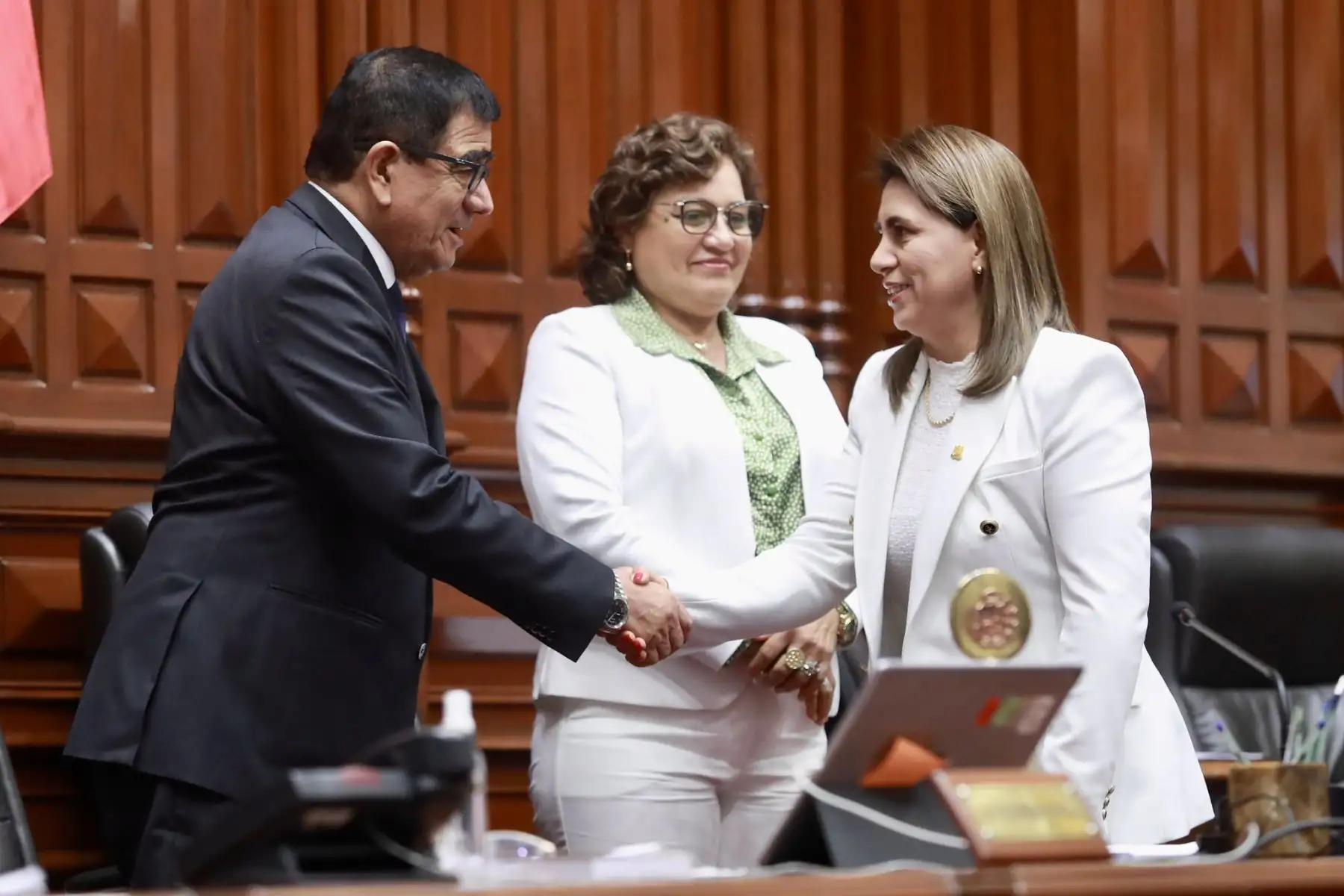 La ministra de Salud, Rosa Gutiérrez, anunció esta noche que presentó su carta de renuncia al cargo y afirmó que desde donde esté, continuará trabajando por el bien del país.
Foto: ANDINA/Congreso
