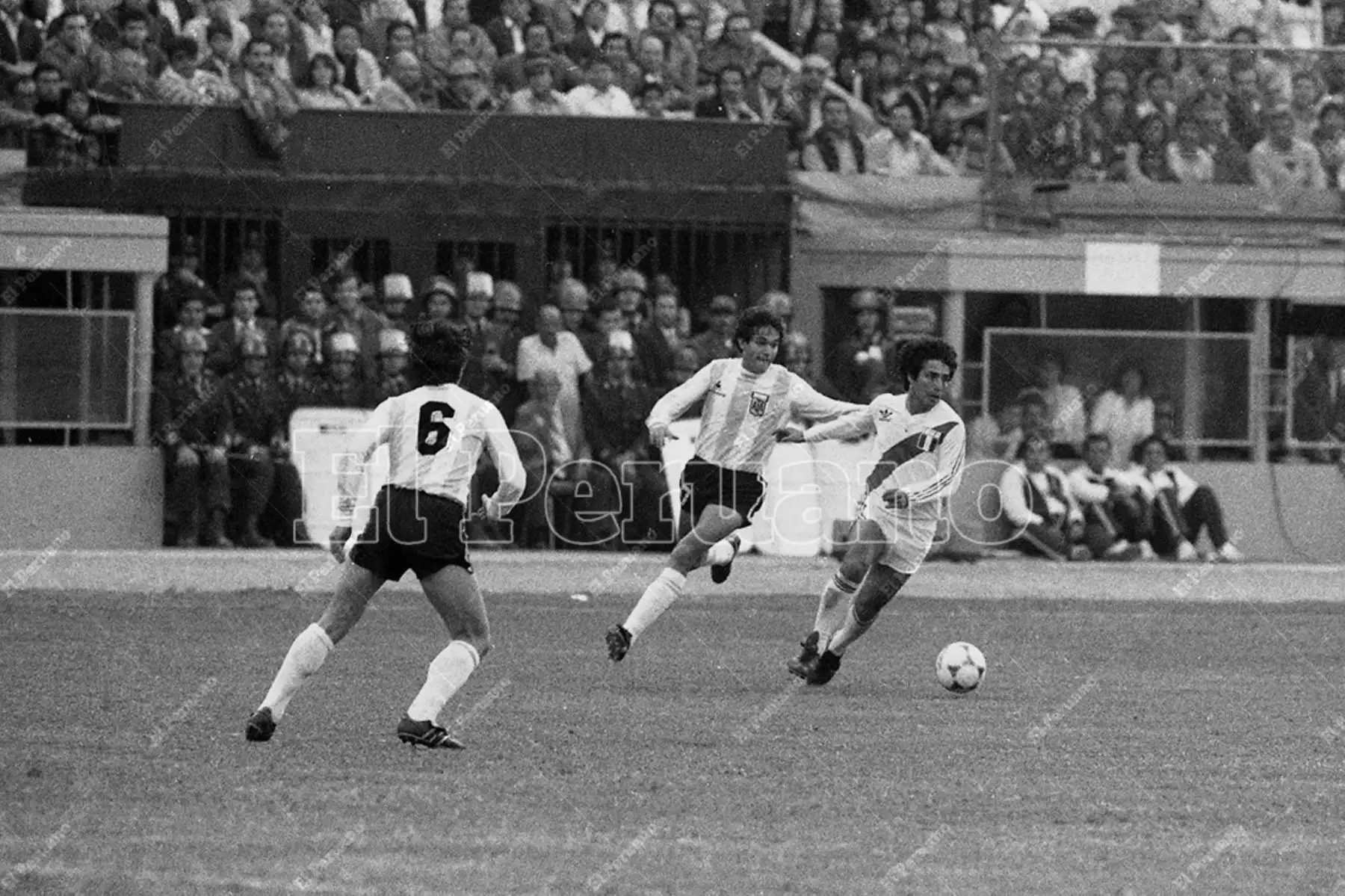 Lima - 23 junio 1985 / César Cueto supera la marca rival. La selección peruana de fútbol venció 1-0  a Argentina en la penúltima fecha del Grupo 1 de las eliminatorias sudamericanas para el mundial de México 86. Foto: Archivo Histórico de El Peruano / Leoncio Mariscal