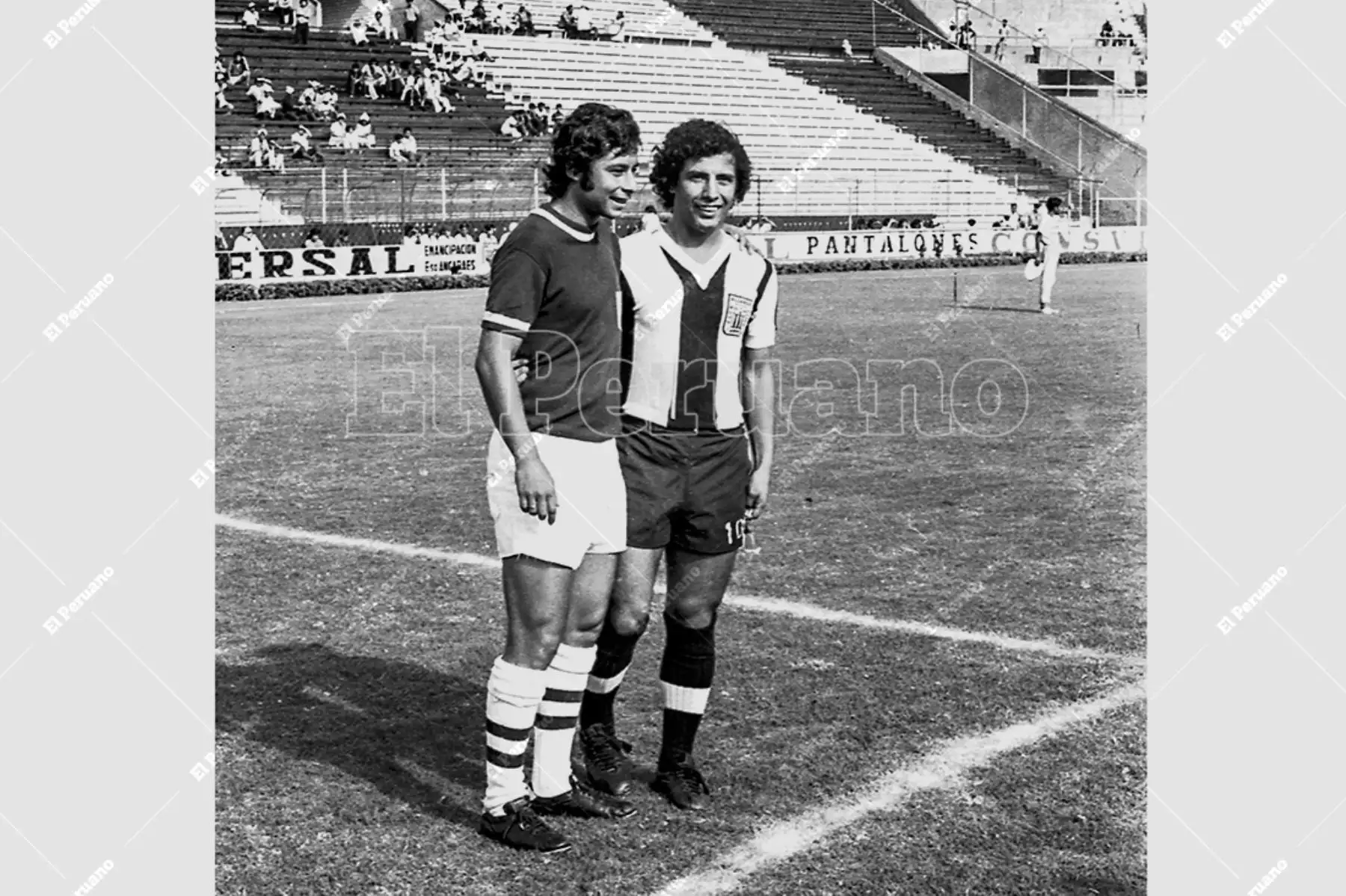 Lima - 11 abril 1976 / Roberto Chale y César Cueto posan antes del partido entre Alianza Lima y Sporting Cristal por el campeonato descentralizado. Foto: Archivo Histórico de El Peruano / Alejandro Aguirre