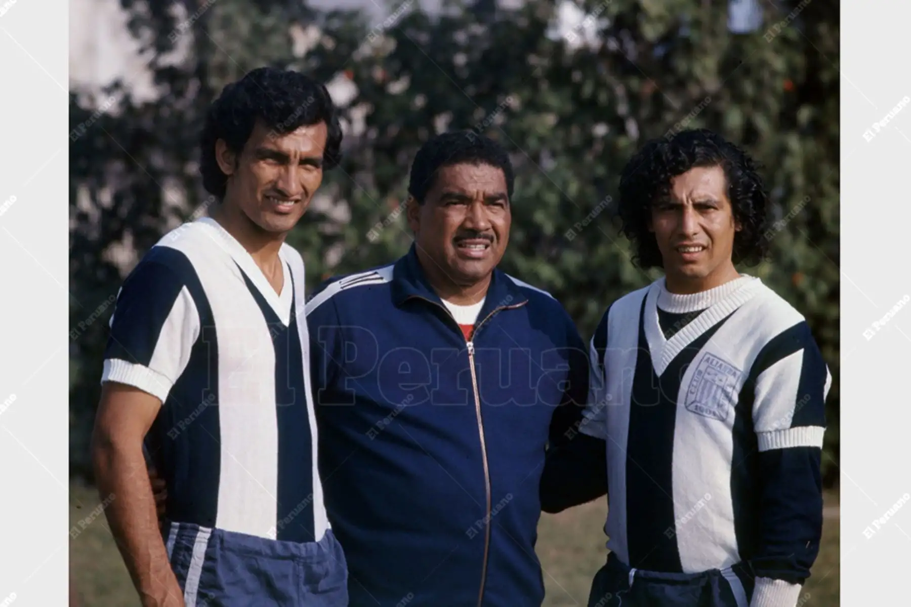 Lima - abril 1976 / El técnico Marcos Calderón junto a César Cueto en los entrenamientos de Alianza Lima. Foto: Archivo Histórico de El Peruano
