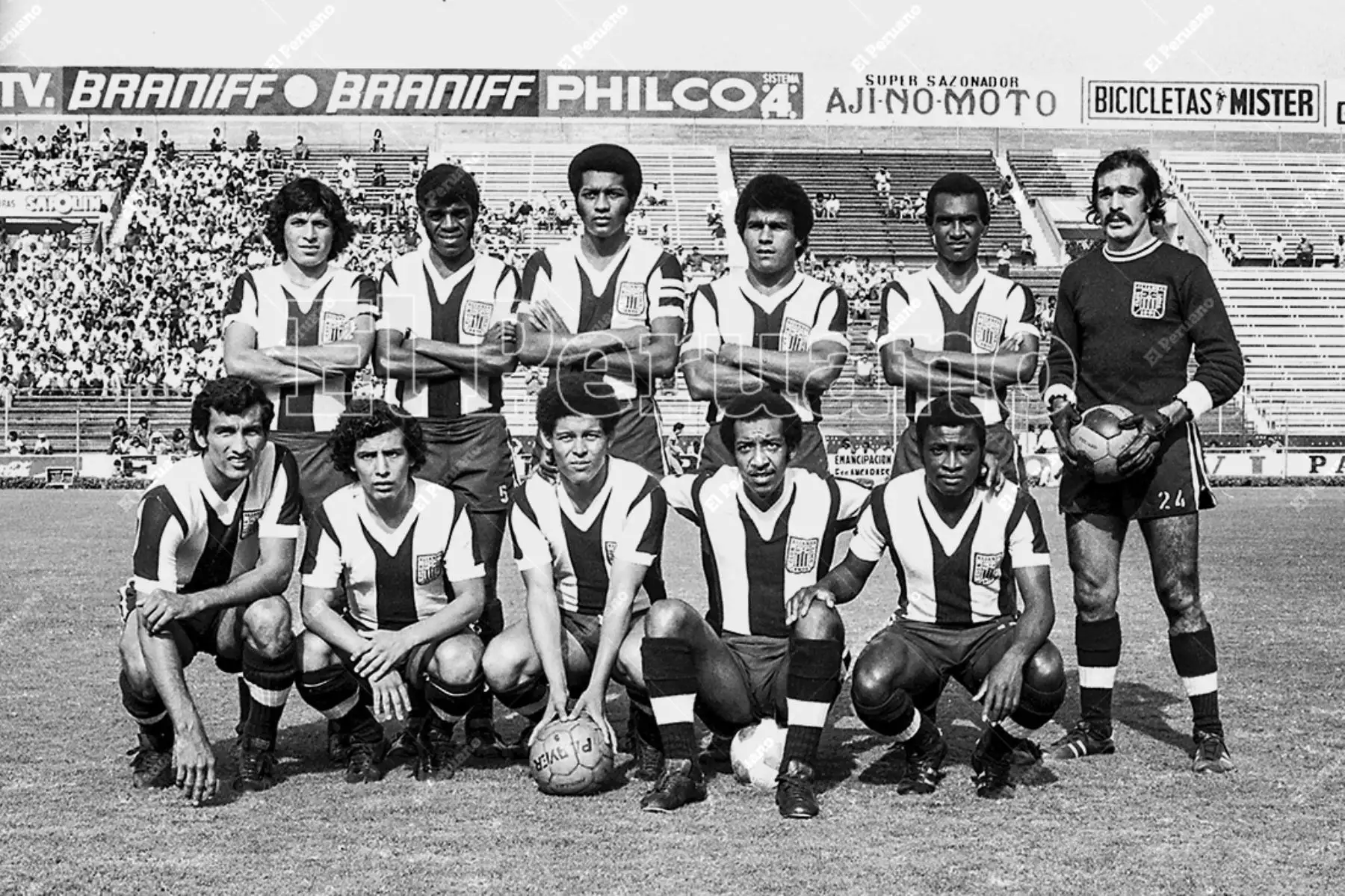 Lima - 11 abril 1976 / El volante César Cueto en la formación de Alianza Lima antes del partido con Sporting Cristal por el campeonato descentralizado. Foto: Archivo Histórico de El Peruano / Virgilio Molero