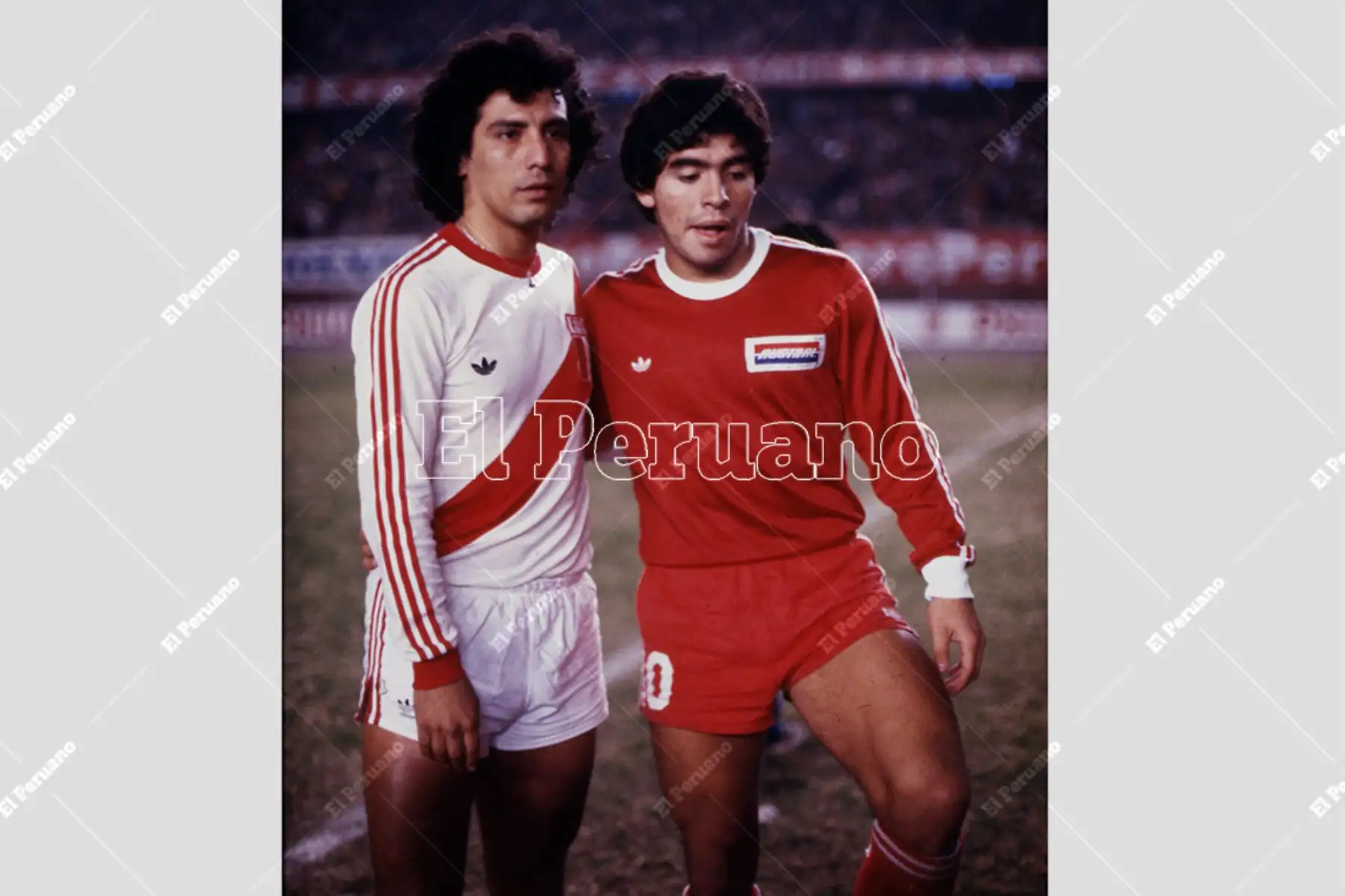 Lima - 4 julio 1979 / César Cueto y Diego Armando Maradona posan antes del partido entre la selección peruana de fútbol y Argentinos Juniors  en el Estadio Nacional. Foto: Archivo Histórico de El Peruano