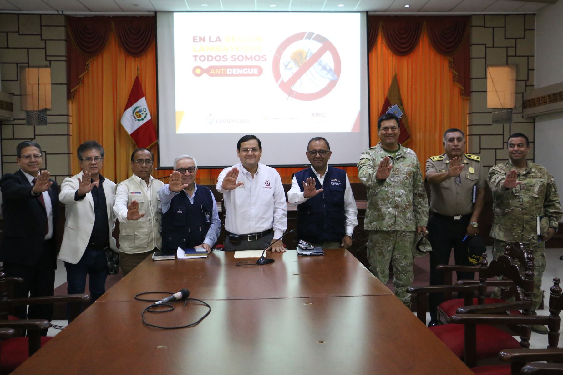 Representantes del Minsa, el Gore Lambayeque, Ejército del Perú, Policía Nacional y de otras instituciones acordaron realizar una campaña masiva de fumigación en tres distritos de Chiclayo para eliminar al zancudo transmisor del dengue. ANDINA/Difusión