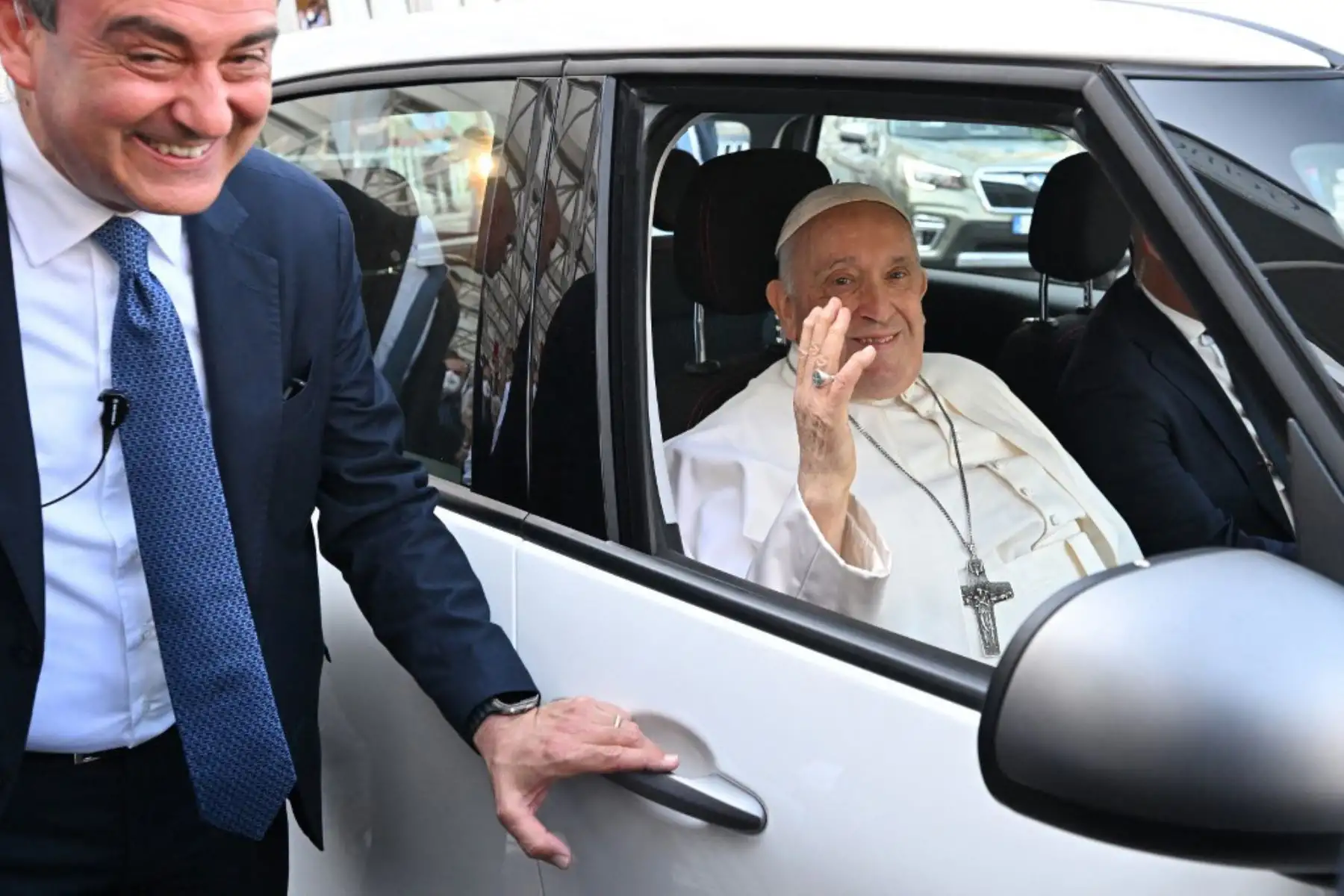 El papa apareció muy sonriente y estuvo acompañado hasta el coche por el cirujano que le operó de la hernia abdominal y también en julio de 2021 del colon, Sergio Alfieri. Foto: AFP