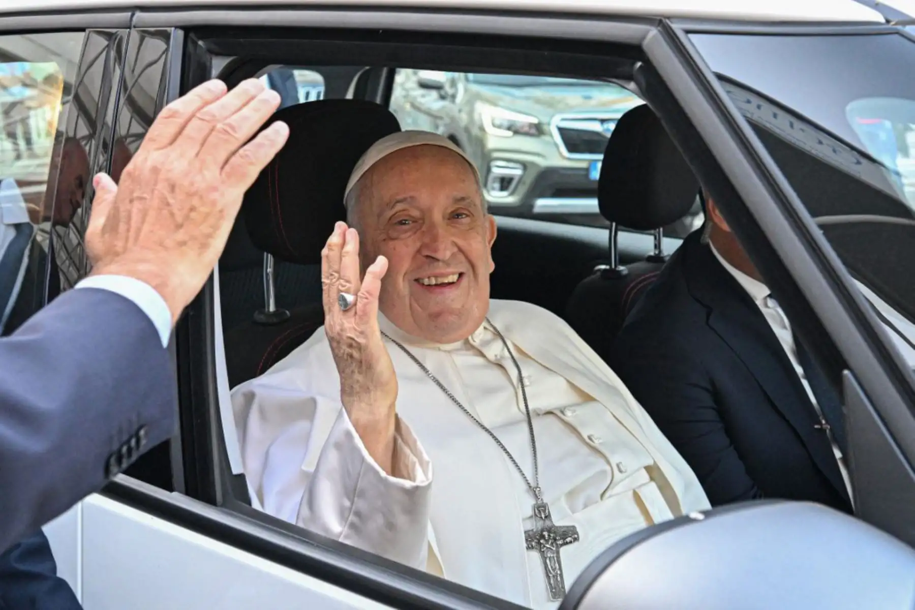 El papa apareció muy sonriente y estuvo acompañado hasta el coche por el cirujano que le operó de la hernia abdominal y también en julio de 2021 del colon, Sergio Alfieri. Foto: AFP