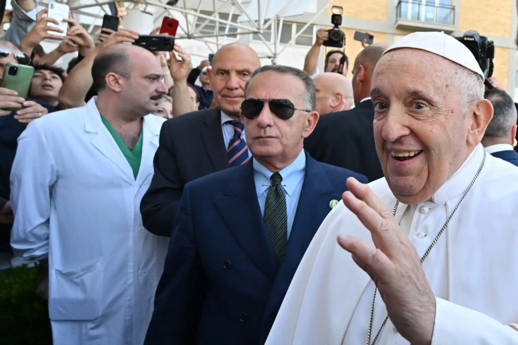 El papa Francisco bromeó a su salida hoy del hospital Gemelli, donde el pasado 7 de junio fue operado de una hernia abdominal: "Estoy todavía vivo", dijo a los medios, y expresó también "tanto dolor" por los migrantes fallecidos en el naufragio frente a las costas de Grecia. Foto: AFP