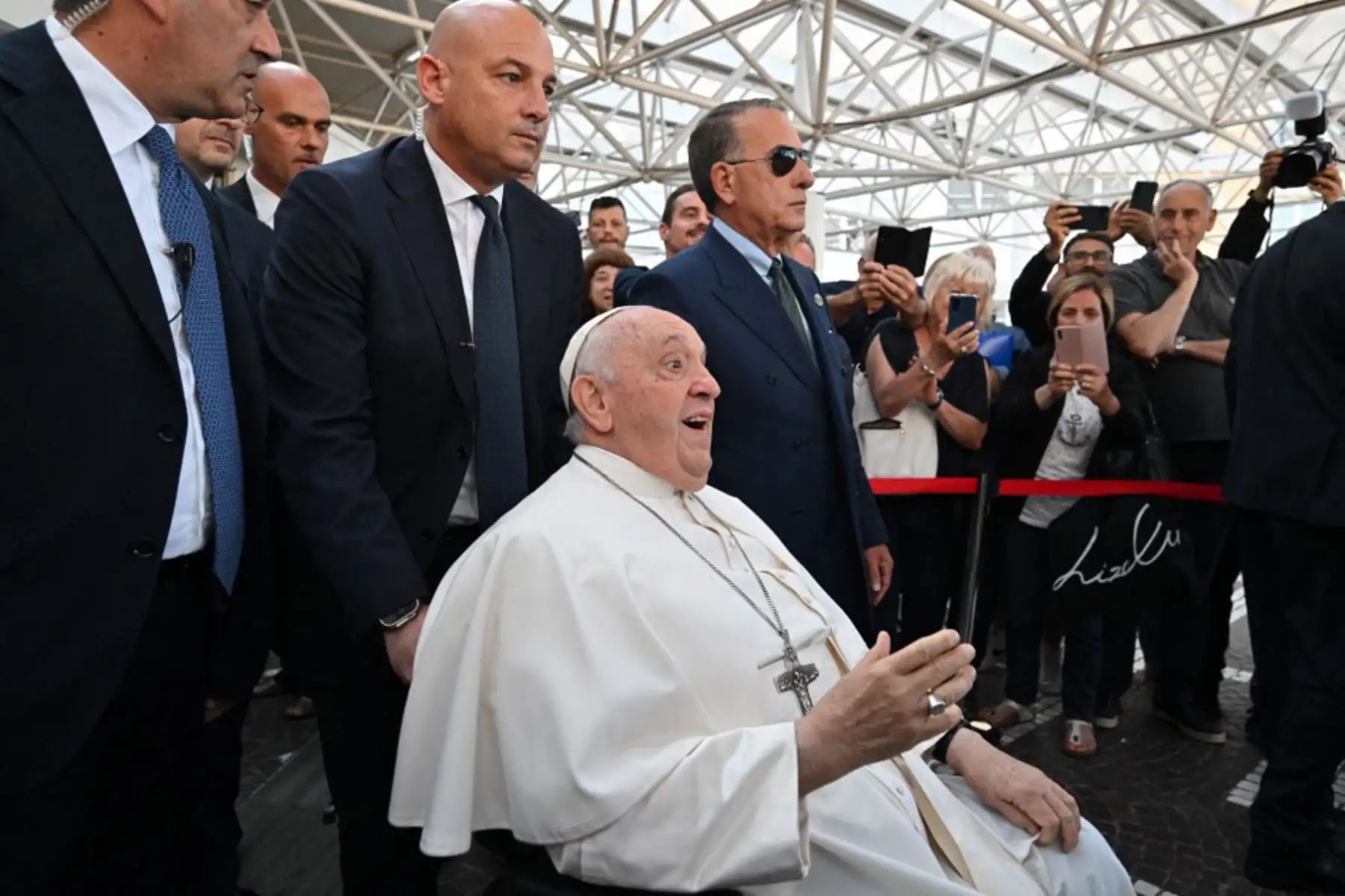 El papa Francisco bromeó a su salida hoy del hospital Gemelli, donde el pasado 7 de junio fue operado de una hernia abdominal: "Estoy todavía vivo", dijo a los medios, y expresó también "tanto dolor" por los migrantes fallecidos en el naufragio frente a las costas de Grecia. Foto: AFP