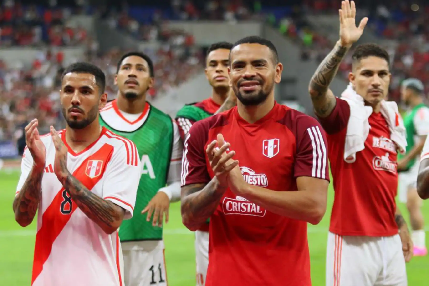 Futbolistas de la selección peruana saludan a los hinchas en el Busan Asaid Main Stadium. Foto: ANDINA/ FPF