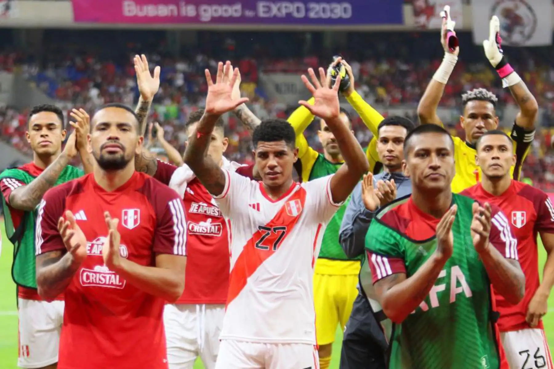 Futbolistas de la selección peruana saludan a los hinchas en el Busan Asaid Main Stadium. Foto: ANDINA/ FPF