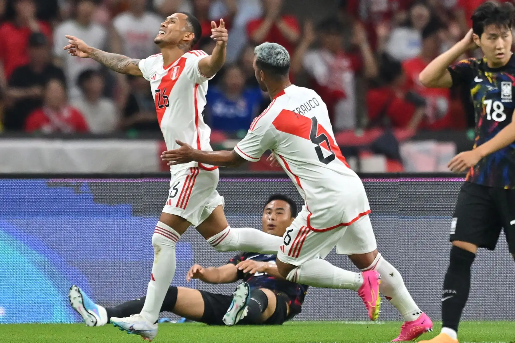 Bryan Reyna de la selección peruana anota el primer gol frente a Corea del Sur en el Busan Asaid Main Stadium. Foto: ANDINA/ AFP