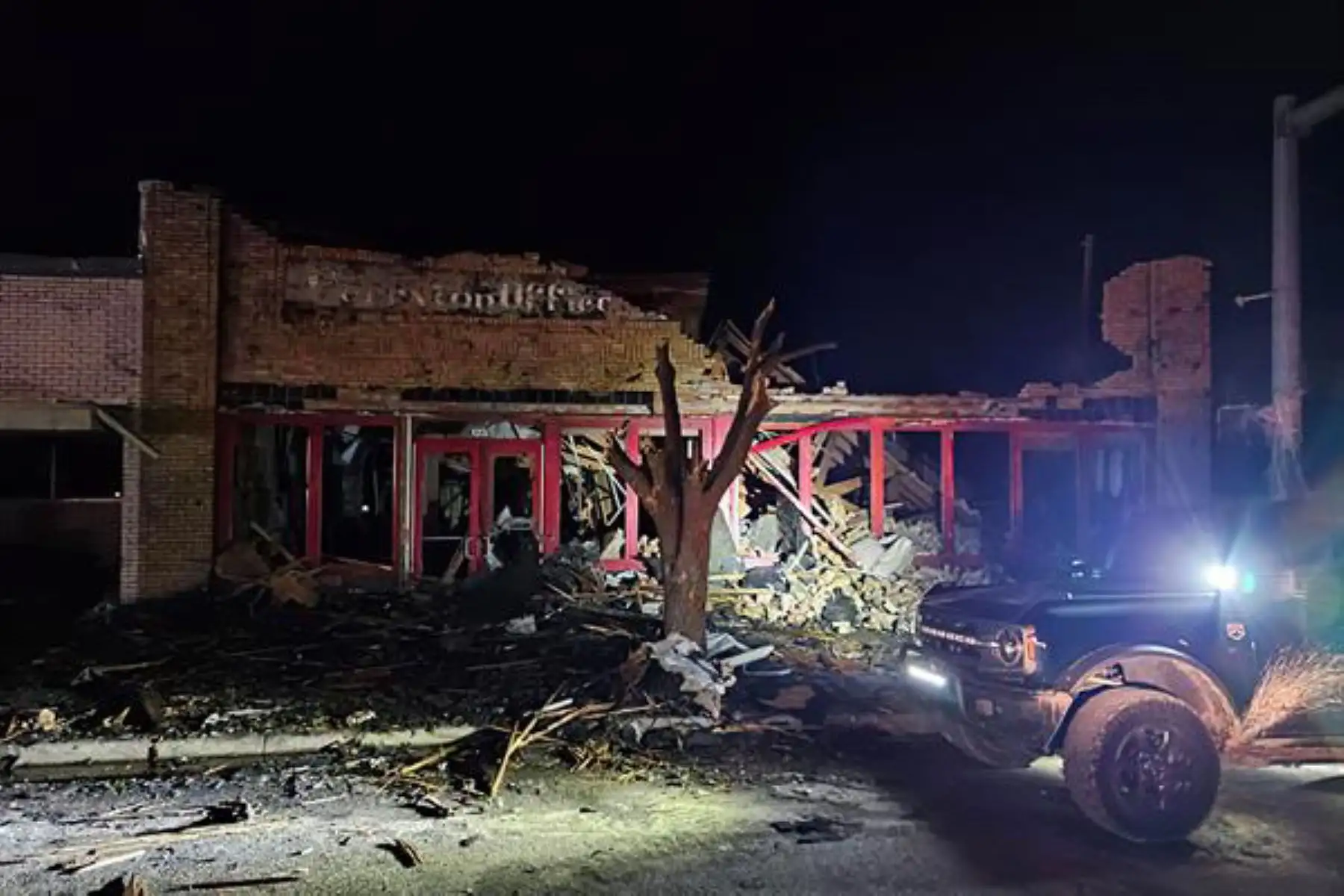 Un fuerte tornado arrasó este jueves la localidad de Perryton, en el norte de Texas, matando a tres personas e hiriendo a más de 70, confirmaron las autoridades locales. Foto: EFE