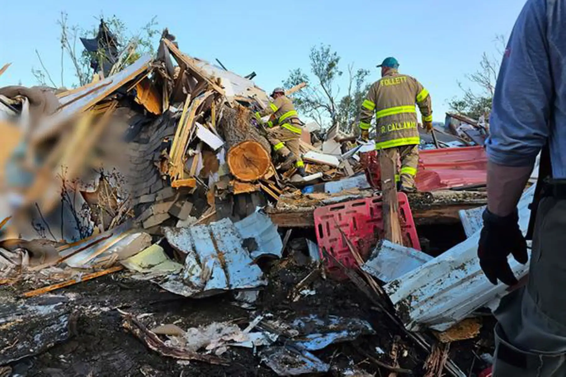 El tornado pasó por encima de un parque de caravanas, destrozando todo a su paso. Foto: EFE