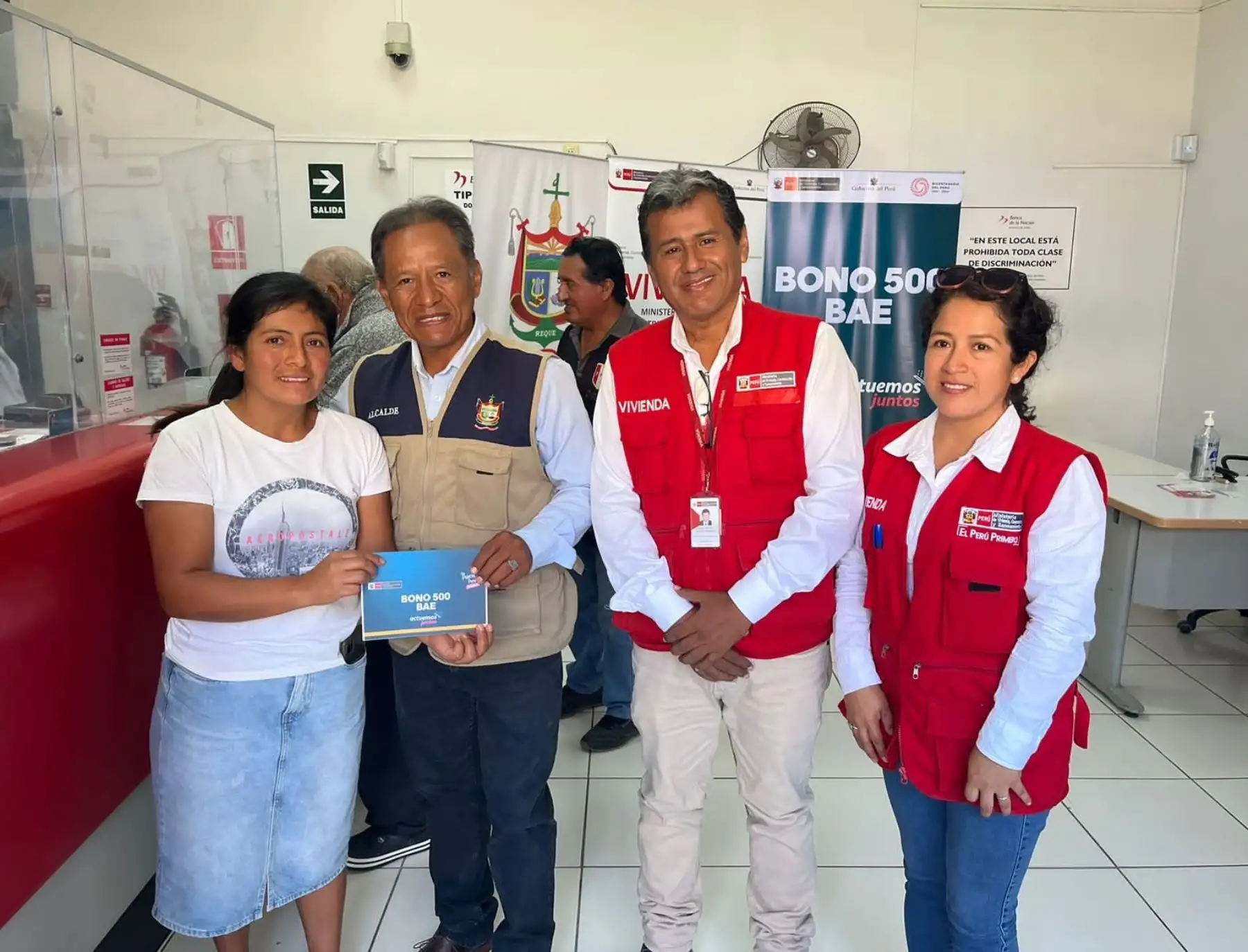 Ministerio de Vivienda entregó 61 bonos de emergencia a familias damnificadas por las lluvias intensas que se registraron en las regiones Lambayeque y Piura. ANDINA/Difusión