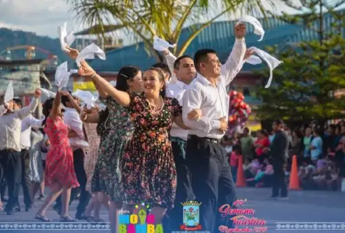 La provincia de Moyobamba celebra su 49º Semana Turística brindándonos la ocasión de viajar a este formidable destino de la región San Martín cuya hermosa capital es conocida como la “Ciudad de las orquídeas”, por la gran variedad de especies que posee, muchas de ellas endémicas, pero que alberga también a un conjunto de notables atractivos que sorprenden a los visitantes.