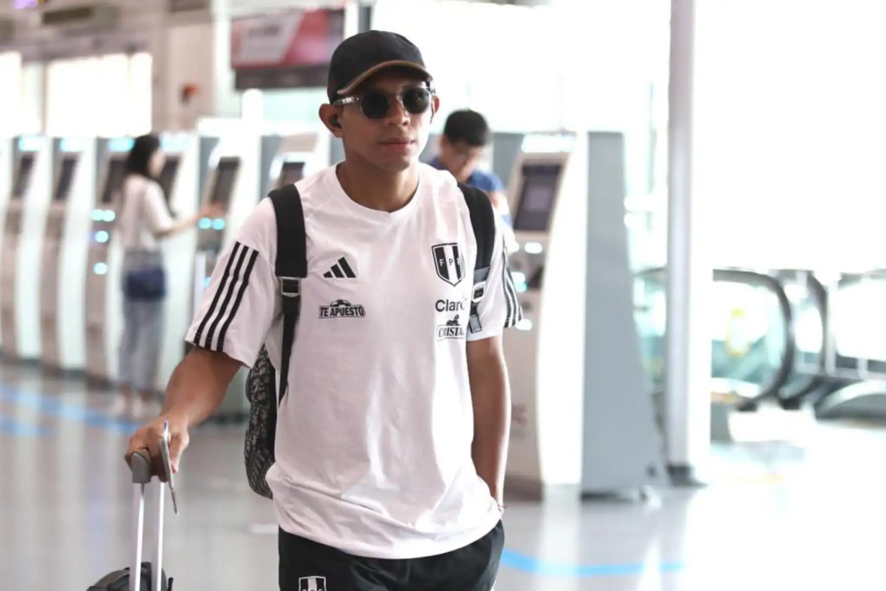 Con el ánimo en alto por la victoria sobre Corea del Sur, la selección peruana de fútbol partió en la mañana del sábado (noche del viernes en Perú) hacia Japón, para afrontar su segundo partido amistoso en Asia.
foto:FPF