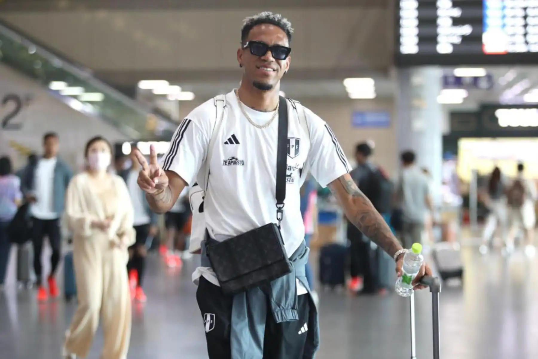 Con el ánimo en alto por la victoria sobre Corea del Sur, la selección peruana de fútbol partió en la mañana del sábado (noche del viernes en Perú) hacia Japón, para afrontar su segundo partido amistoso en Asia.
foto:FPF