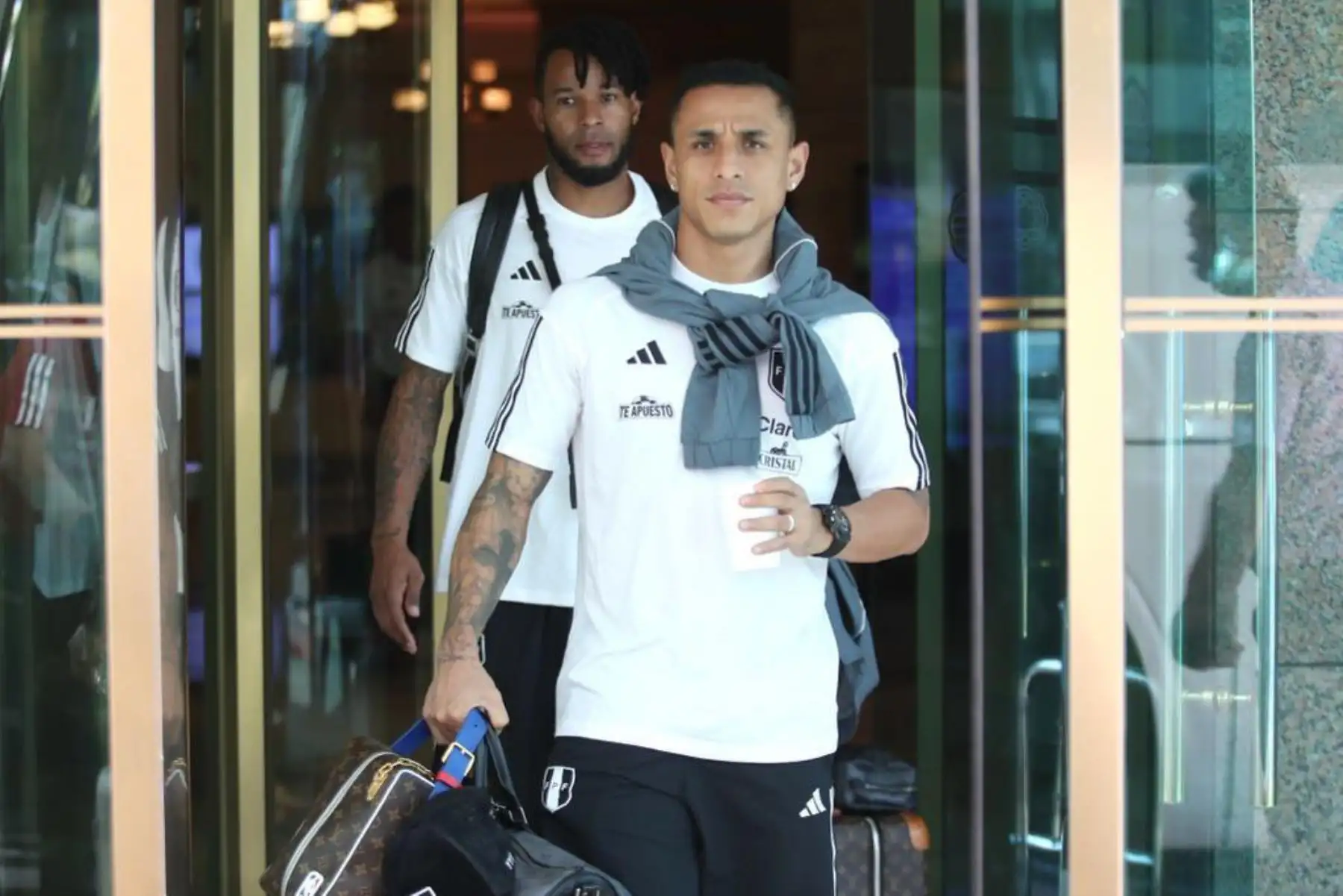 Con el ánimo en alto por la victoria sobre Corea del Sur, la selección peruana de fútbol partió en la mañana del sábado (noche del viernes en Perú) hacia Japón, para afrontar su segundo partido amistoso en Asia.
foto:FPF
