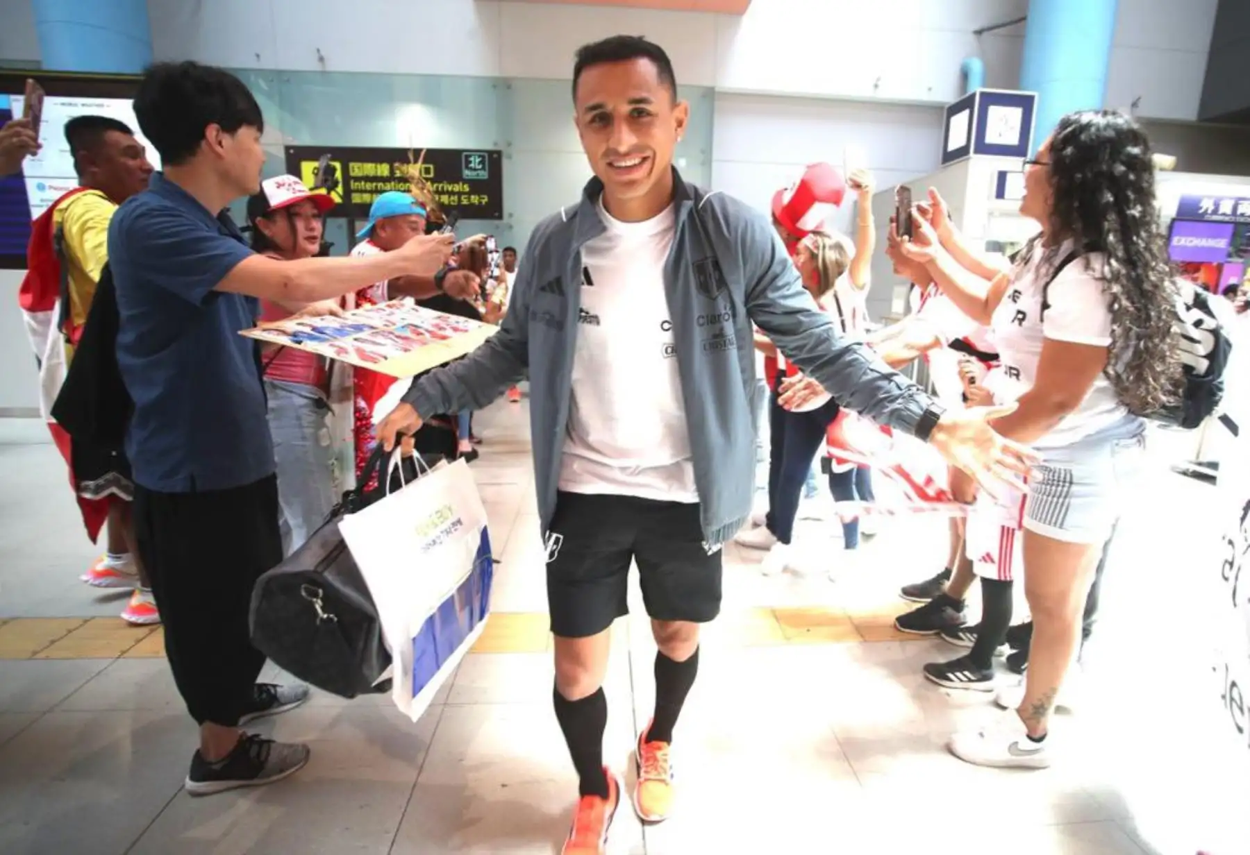 El plantel de la Selección Peruana llegó este sábado a Osaka para concentrarse y preparar el partido amistoso frente a Japón. En la imagen, Josimar Yotún.
Foto: Selección Peruana