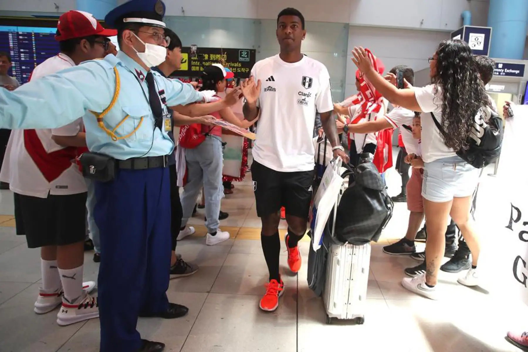 El plantel de la Selección Peruana llegó este sábado a Osaka para concentrarse y preparar el partido amistoso frente a Japón. 
Foto: Selección Peruana