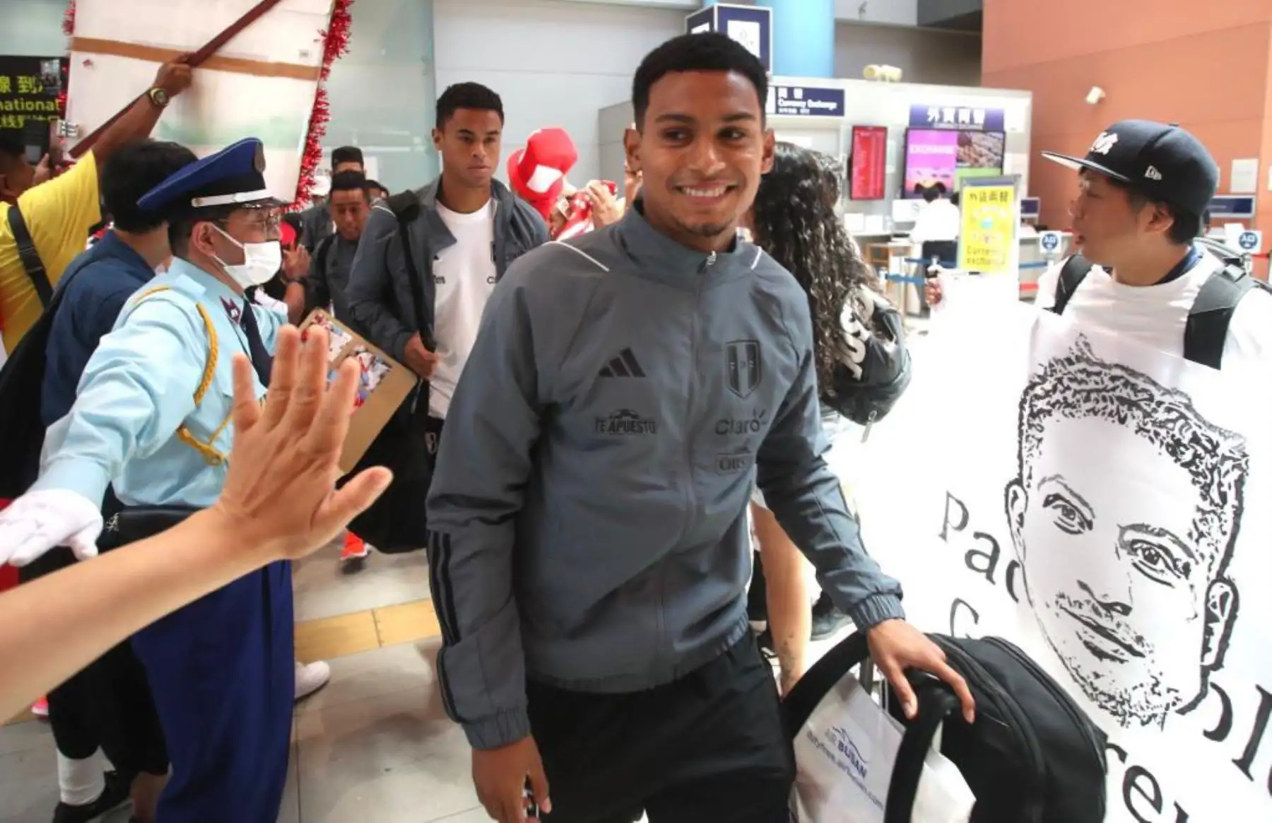 El plantel de la Selección Peruana llegó este sábado a Osaka para concentrarse y preparar el partido amistoso frente a Japón. 
Foto: Selección Peruana