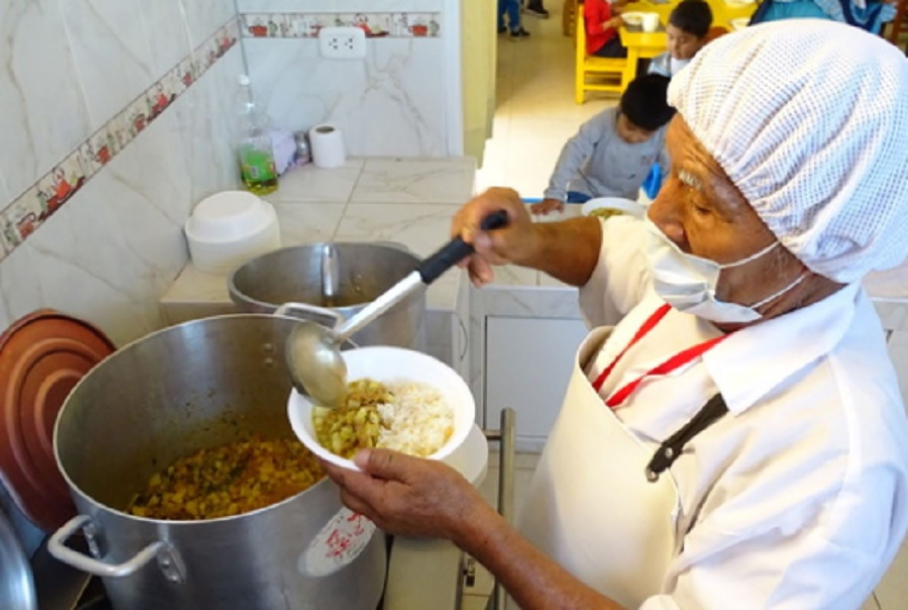 Bajo el modelo de cogestión que impulsa el Programa Nacional de Alimentación Escolar Qali Warma, del Ministerio de Desarrollo e Inclusión Social, los padres de familia impulsan la correcta prestación del servicio alimentario escolar.