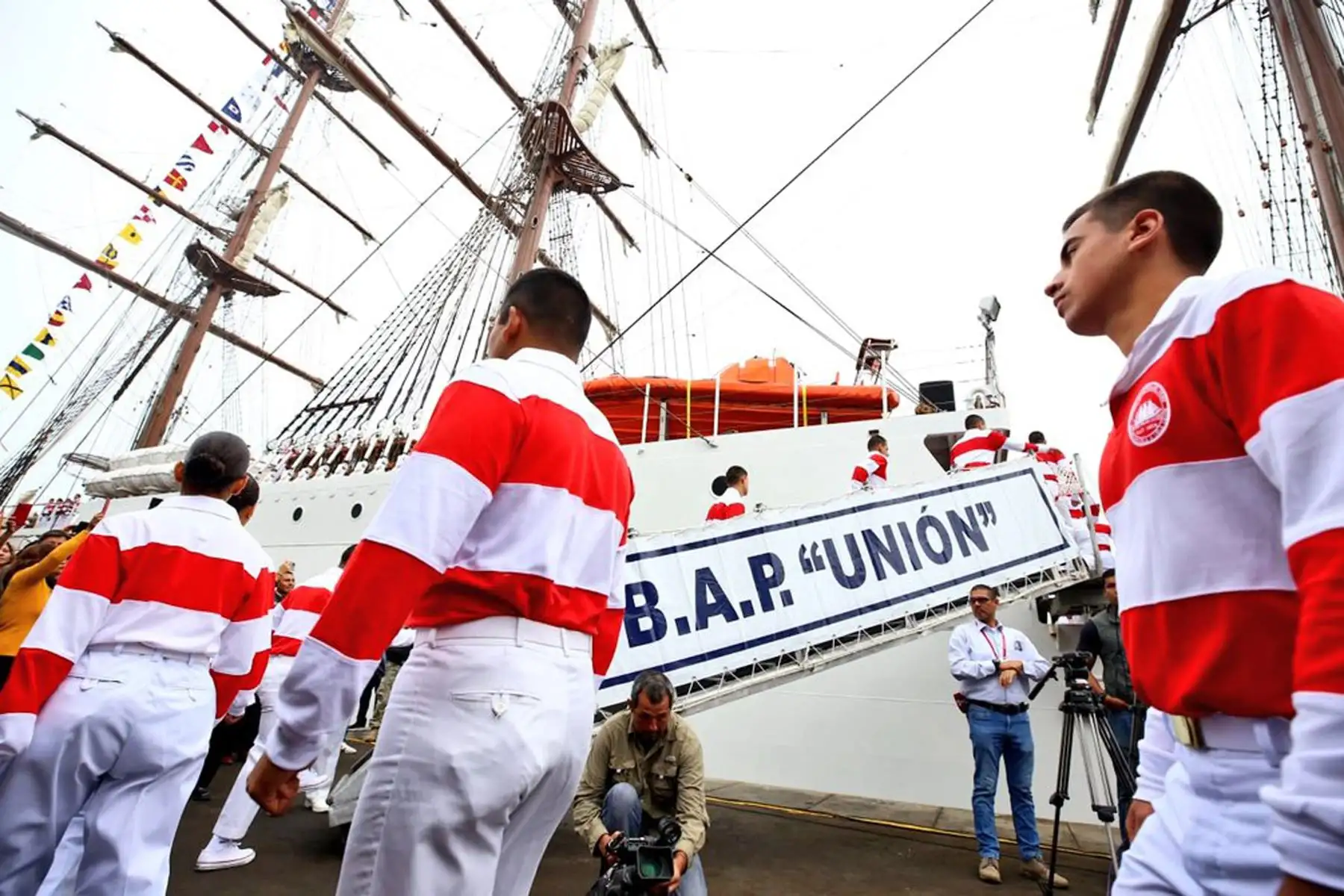 En la Base Naval del Callao, presidenta Dina Boluarte, acompañado del ministro Jorge Chávez, lidera ceremonia de zarpe del B.A.P. Unión, emblemática embarcación que dará por primera vez la vuelta al mundo, en una travesía de instrucción y homenaje a la Nación.
Foto: Mindef