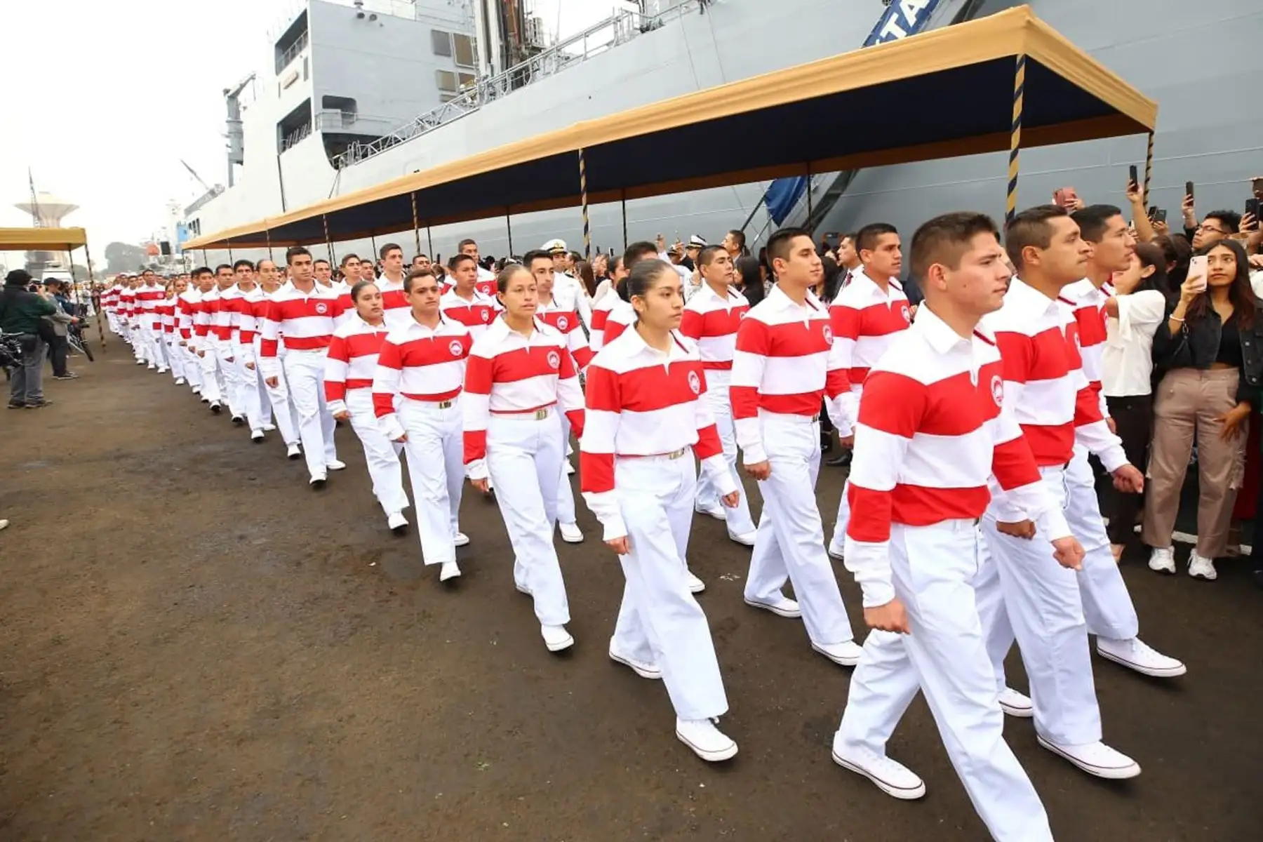 En la Base Naval del Callao, presidenta Dina Boluarte, acompañado del ministro de Defensa Jorge Chávez , lidera ceremonia de zarpe del B.A.P. Unión.
 Foto : Mindef